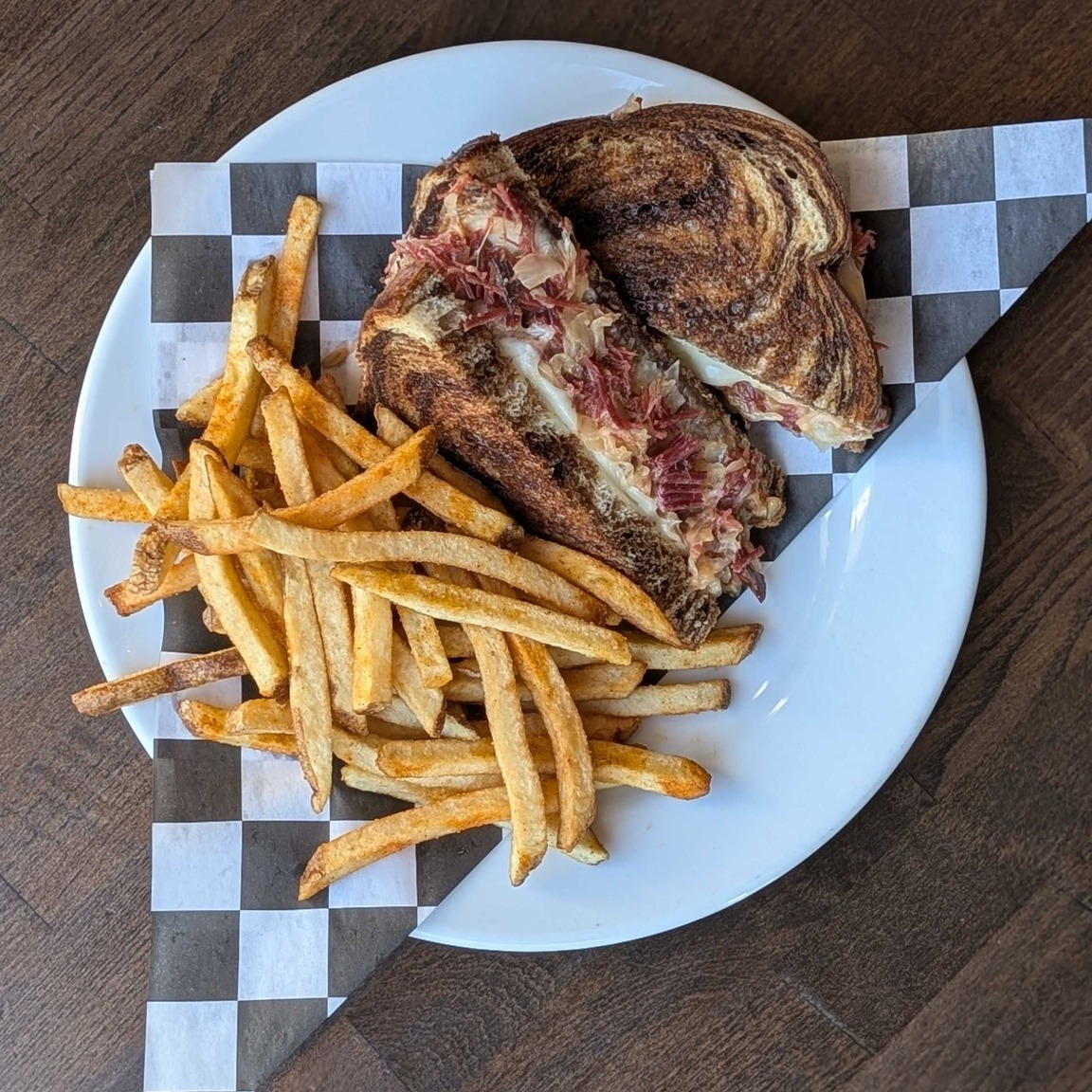 Not cooking tonight? Yeah, same ๐
Reuben. Crispy fries. Zero effort on your end.
It hits better on the couch anyway.
On Uber Eats now ๐๐จ
#rigbyforthepeople #reubensandwich #madisonfoodie #rigbyeats #delicious