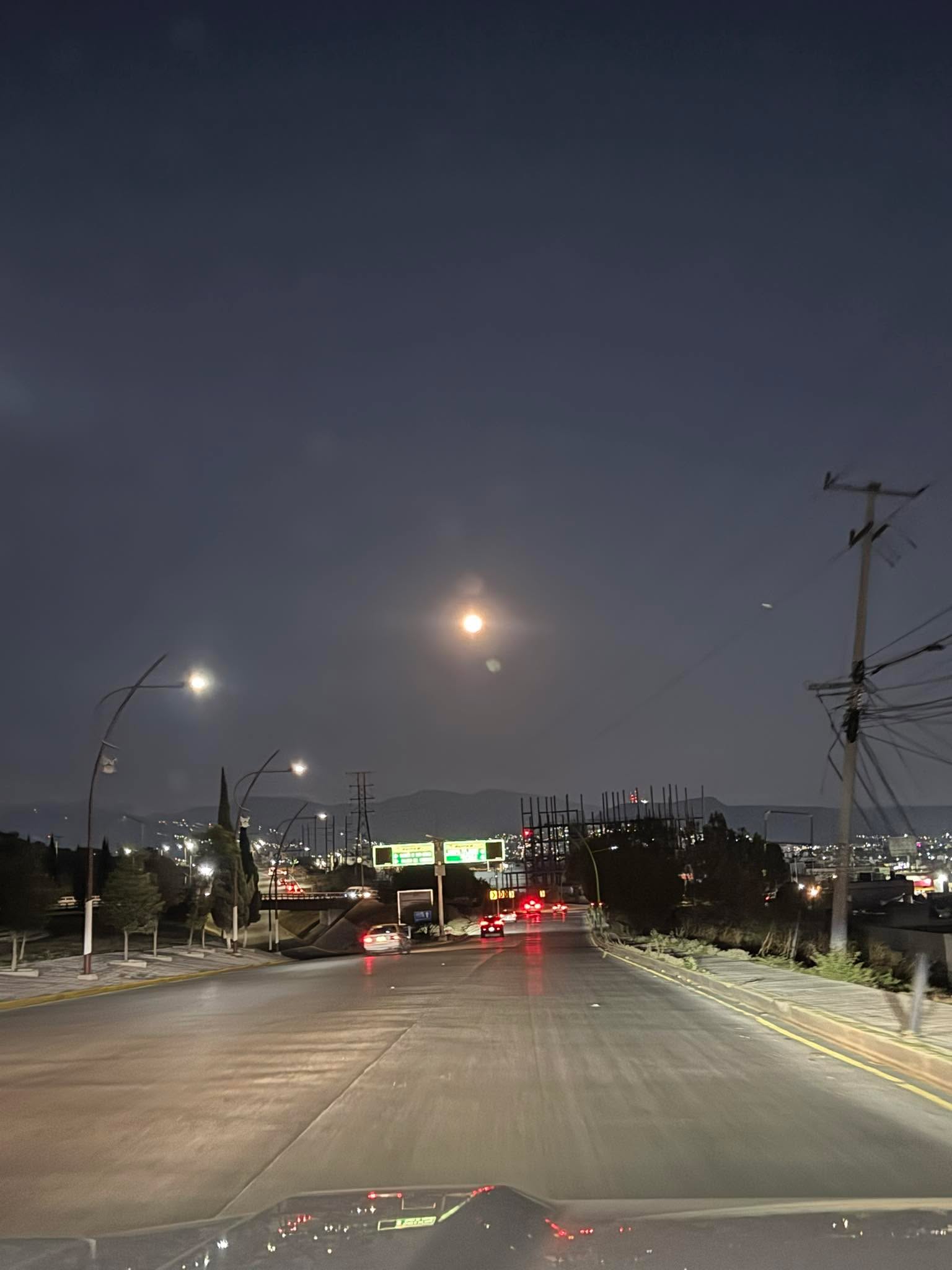Hermosa luna ! Pero no es cualquier luna. Hoy después de 50 años la van a visitar y se ve que está feliz !