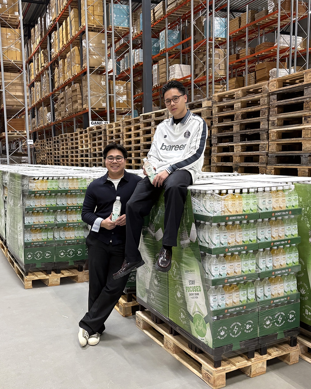 Vi er utroligt stolte hos Work2gether!
I aften toner Christopher og Christian – to af vores seje medlemmer – nemlig frem på skærmen. De træder ind i Løvens Hule for at kæmpe for en investering til deres virksomhed @veradrink.dk
Det har været en fornøjelse at følge deres rejse på tætteste hold i Tinghuset, og de sætter selv ord på deres tid hos os her:
"Vi har været en del af W2G-kontorfællesskabet i knap halvandet år, og vi må ærligt indrømme, at det netværk, der findes i Tinghuset, har haft stor betydning for vores udvikling. Her møder vi dagligt virksomheder fra forskellige brancher – både store og små – som vi løbende sparrer med. Det har været helt afgørende for vores virksomhed, qua vores unge alder og manglende erfaring."
Det er netop det, Work2gether handler om – at skabe et fundament, hvor erfaring og energi mødes, og hvor vi løfter hinanden. At se den udvikling, de har gennemgået, gør os enormt stolte, og vi sidder klar foran skærmen i aften!
Held og lykke til Christian og Christopher. Vi hepper på jer! 🙌