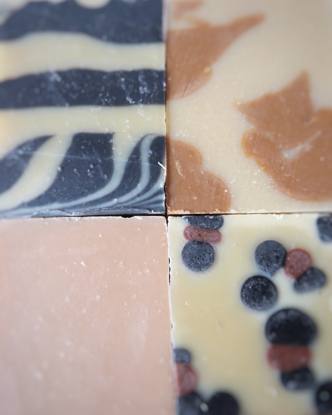 Je peux enfin te montrer le coffret de la collection éphémère « Les Sauvages » !
Ce coffret sera mis en ligne très bientôt (seuls les abonnés à la newsletter connaissent la date et ils auront même accès à la boutique 24h avant tout le monde🤫).
J'ai fait le choix de les proposer uniquement en coffrets car je trouve qu'ils vont tellement bien ensemble !!
Mais attention, il y en a un nombre limité 😉
Restes ici car je te révèle la date de sortie très bientôt.
#artisanefrançaise #savonnerieartisanale #faitmain