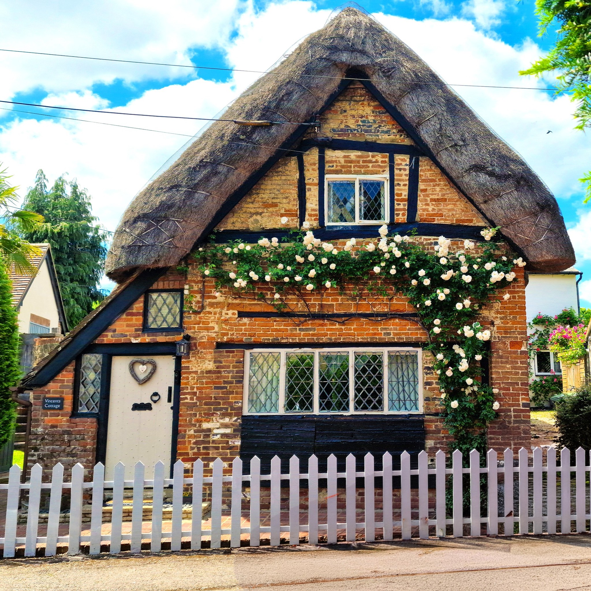 Vi piacciono i cottage? Io li amo così tanto che, appena ho potuto, ne ho comprato uno e ci sono venuta a vivere. 🏠
Eppure, ogni volta che ne parlo, mi piace ricordare una cosa: non esiste un “vero” stile architettonico dei cottage. Ognuno è diverso, ognuno ha un’anima tutta sua. ♥
Quello che li unisce è un insieme di caratteristiche estetiche e strutturali che, messe insieme, creano ciò che si definisce "stile cottage". 🏡
E allora vi chiedo: se un giorno vi capitasse di acquistare un cottage, quale di queste caratteristiche non potrebbe assolutamente mancare❓
✅ Il tetto di paglia
✅ Le rose che abbracciano la facciata
✅ Un giardino pieno di fiori
✅ Le travi a vista nelle mura esterne
✅ Le decorazioni sui tetti (finials)
✅ Le mura in pietra
✅ Gli abbaini sporgenti (dormers)
✅ Le travi storte e irregolari delle mura
Fatemelo sapere nei commenti!
Se questi argomenti vi piacciono, non dimenticatevi di mettere un like e di seguire la pagina per aiutarmi a far crescere Passione Campagna Inglese. Grazie mille per il sostegno!
#pssionecampagnainglese #cottage #cottagecore #cottagestyle #cottagelife #villagelife #villagelifestyle #beautifulbritain #countrylife #countryliving