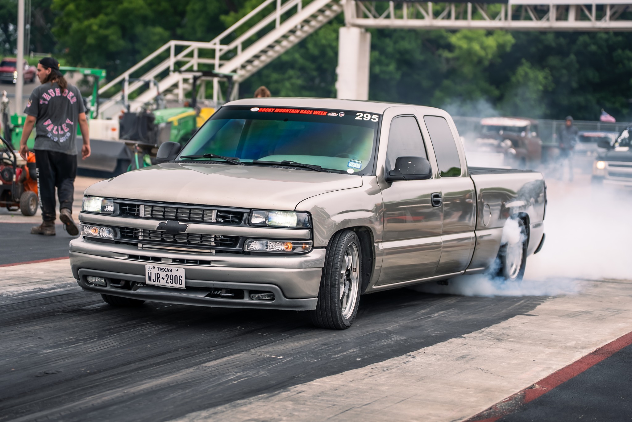 Tailgates to the front! 🛻💨
Who are we gonna have bringing a truck to Race Week this year? There is nothing quite like watching a full size pickup heat up the tires and put the sports cars on notice.
Drop a picture of your drag truck build in the comments below! 👇
#rockymountainraceweek #rmrw #streettruck #dragtruck #tailgatestothefront #trucksofinstagram #dragracing #burnout #racecar #chevytrucks #sendit