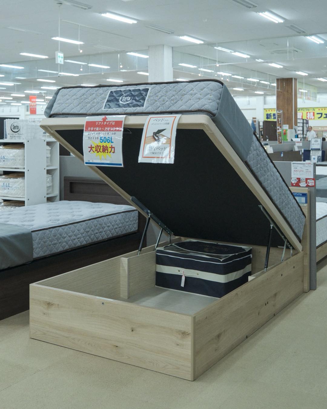 【LIFTベッド】
\上げるだけで、暮らしが美しく整うベッド/
いつも当店のInstagramをご覧いただき
ありがとうございます😊
本日、ご紹介する商品はコチラ💁♀️
↓↓↓
『リフトベッド』
見た目はシンプルなベッド🛌
でも、
マットレスを持ち上げると…
そこには大容量収納空間が!
女性やお子様でもスムーズに持ち上がり、
⚫︎季節の布団・毛布
⚫︎スーツケース
⚫︎衣替えのお洋服
…etc
普段使わないモノをたっぷり収納OK👍
例えば
クローゼットだけでは片付かない
そんなお悩みも
ベッド下を
有効活用することで解消できる。
✨ベッド+収納という賢い選択✨
オススメです!
…………………………………………..
是非、
店頭までお越しいただき
実際に
リフトベッドの素晴らしさを体感してみませんか?
暮らしをスッキリさせたい人ほど
一度使うと手放せない寝具です。
皆さまのご来店を
心よりお待ちしております🌱
=====================
インテルナかわはた🏠
創業100年の家具専門店
その他商品紹介や
イベント・キャンペーン情報は
コチラ▶︎▶︎▶︎@kawahata_interior
埼玉県に4店舗(川越店・坂戸店・和光店・所沢店)を展開
https://www.kawahata.co.jp/
〒350-0032
埼玉県川越市大仙波635-1
営業時間 / 10:00〜19:00(年中無休)
TEL / 049-277-6911
#インテリア
#家具
#インテリアデザイン
#家具専門店
#インテリアショップ
#インテリア家具
#インテリア好きと繋がりたい
#インテリア好き
#無垢材
#無垢材家具
#無垢材の家具
#家具選び
#家具デザイン
#家具工房
#家具探し
#家具好き
#家具好きの人と繋がりたい
#自然素材のインテリア
#自然素材の家具
#埼玉家具
#家具専門
#ベッドのある暮らし
#ベッドのある生活
#ベッド
#収納付きベッド
#収納の見直し
#お気に入りの家具
#お気に入りのインテリア
#インテルナかわはた