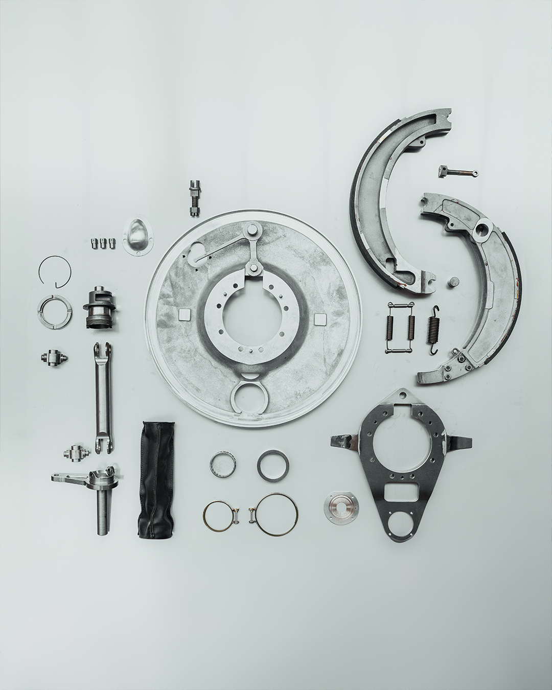 Bentley self-wrapping brake components, designed and manufactured in-house.
This later pattern system, as fitted to Blower and Speed Six cars, are produced to ensure correct function and reliable performance. Every component shown here is available individually or as a complete assembly, with parts held in stock and ready to supply.
For owners maintaining or preparing cars for use, having the right components available makes all the difference.
#Kingsbury #KingsburyRacing #Bentley #BentleyBlower #BentleySpeedSix