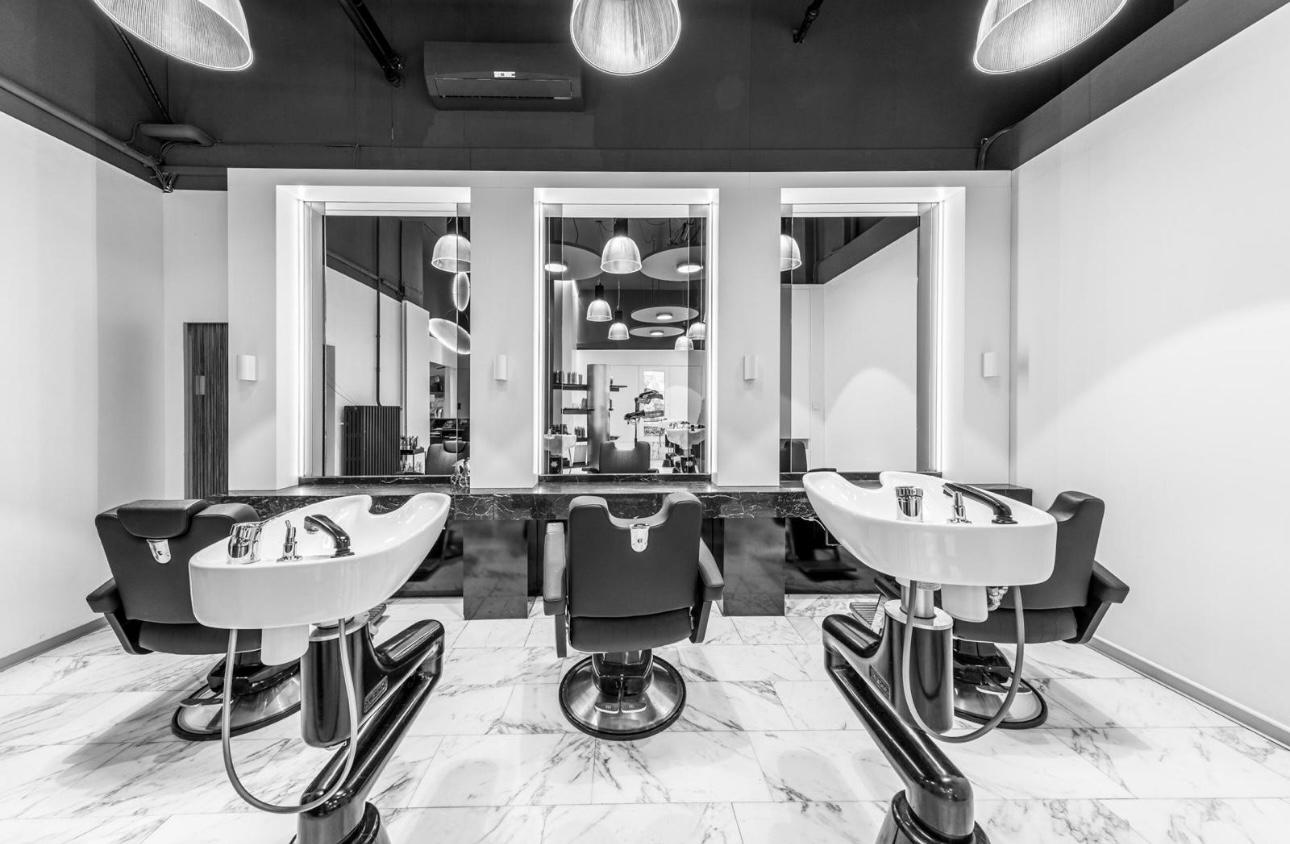 Your space to reset.
Ein guter Salon ist mehr als ein Ort für Haare.
Er ist ein Raum, in dem du kurz rausgehst aus deinem Alltag und mit einem besseren Gefühl wieder gehst.
Clean, reduziert, ohne unnötigen Schnickschnack.
Der Fokus liegt auf dir, deinem Look und dem, was wirklich zählt.
💡 Warum das wichtig ist:
Die Atmosphäre beeinflusst, wie du dich fühlst und genau dieses Gefühl nimmst du am Ende mit nach Hause.
Come in. Switch off. Leave better.
📍Black & White Hairstyling Zürich
💻 Termine online buchen
#coiffeurzürich #salonzurich