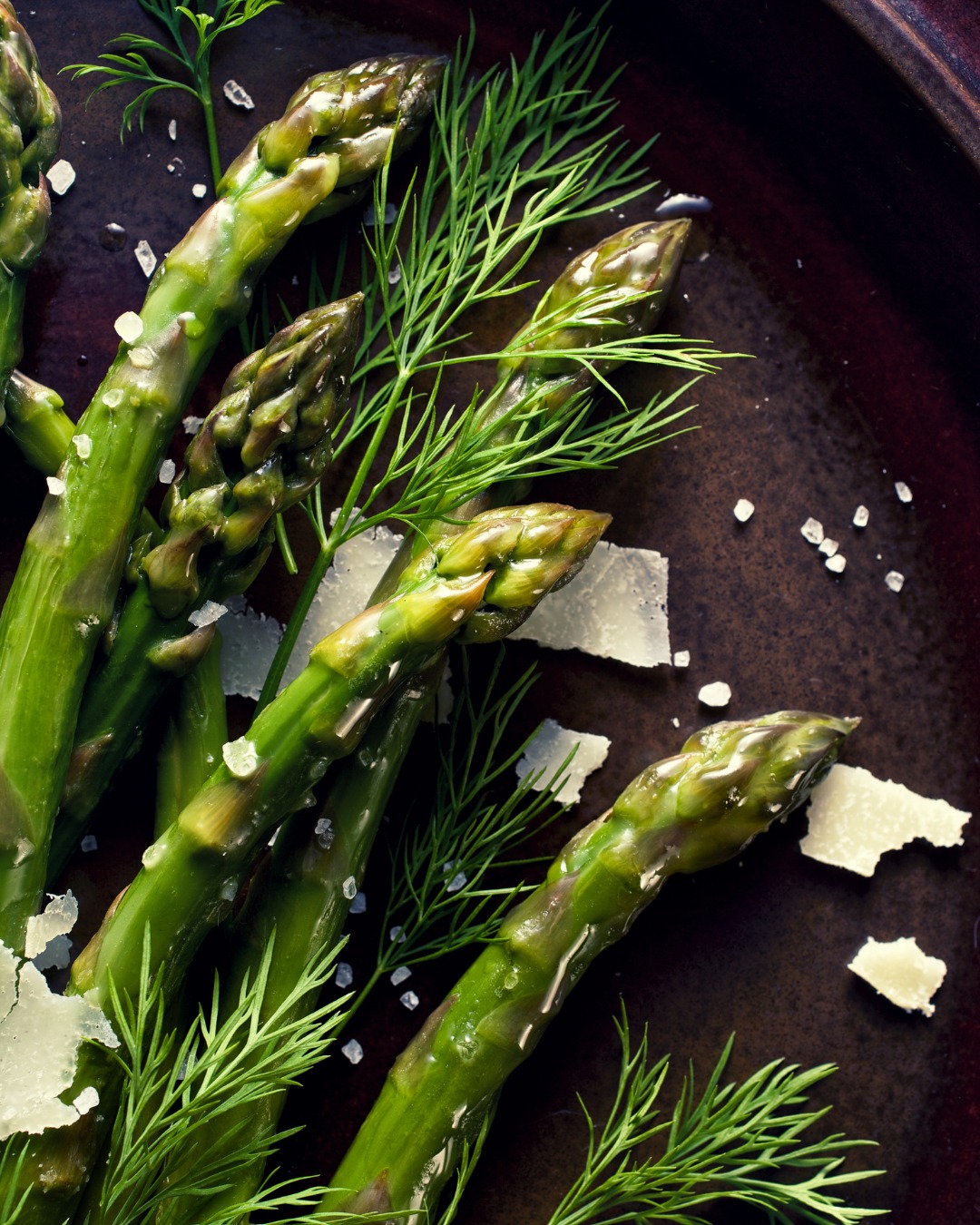 Le printemps est là. Et avec lui, l’un des produits stars de la saison : l’asperge.
.
À Pâques, on la veut chic :
✨ tiède, avec une sauce mousseline légère (la sauce qui fait tout)
✨ ou simplement rôtie, puis nappée d’un filet d’huile d’olive et de quelques copeaux de parmesan.
.
Et au quotidien, elle sait aussi se faire réconfort :
🌿en velouté tout doux, avec une touche de crème
🌿dans des pâtes à la crème, zestes de citron + herbes fraîches
🌿en risotto, avec un bon bouillon, du parmesan et une poignée de fruits secs concassés pour le croquant.
.
Les détails qui changent tout à shopper chez KIOUI :
• œufs bien frais: mollet ou poché, toujours gagnant
• fromages pour l’effet “waouh”: parmesan, chèvre, comté…
• charcuterie fine pour twister: jambon cru, speck, pancetta…
• épicerie fine : huiles, condiments, fruits secs, moutardes… pour la petite touche finale.
.
👉 Asperges de saison : elles vous attendent chez KIOUI.
Vous méritez du bon, tous les jours. Et encore plus quand c’est le printemps.
.
.
.
#asperges #paques #springvibes #mangersain #healthyeating #veggielove #greenfood #kioui #kiouiarras #lebongoutdumarche #kiouiprimeurs #instagourmand #igersarras #arras #hautsdefrance
.
www.kioui-primeurs.fr