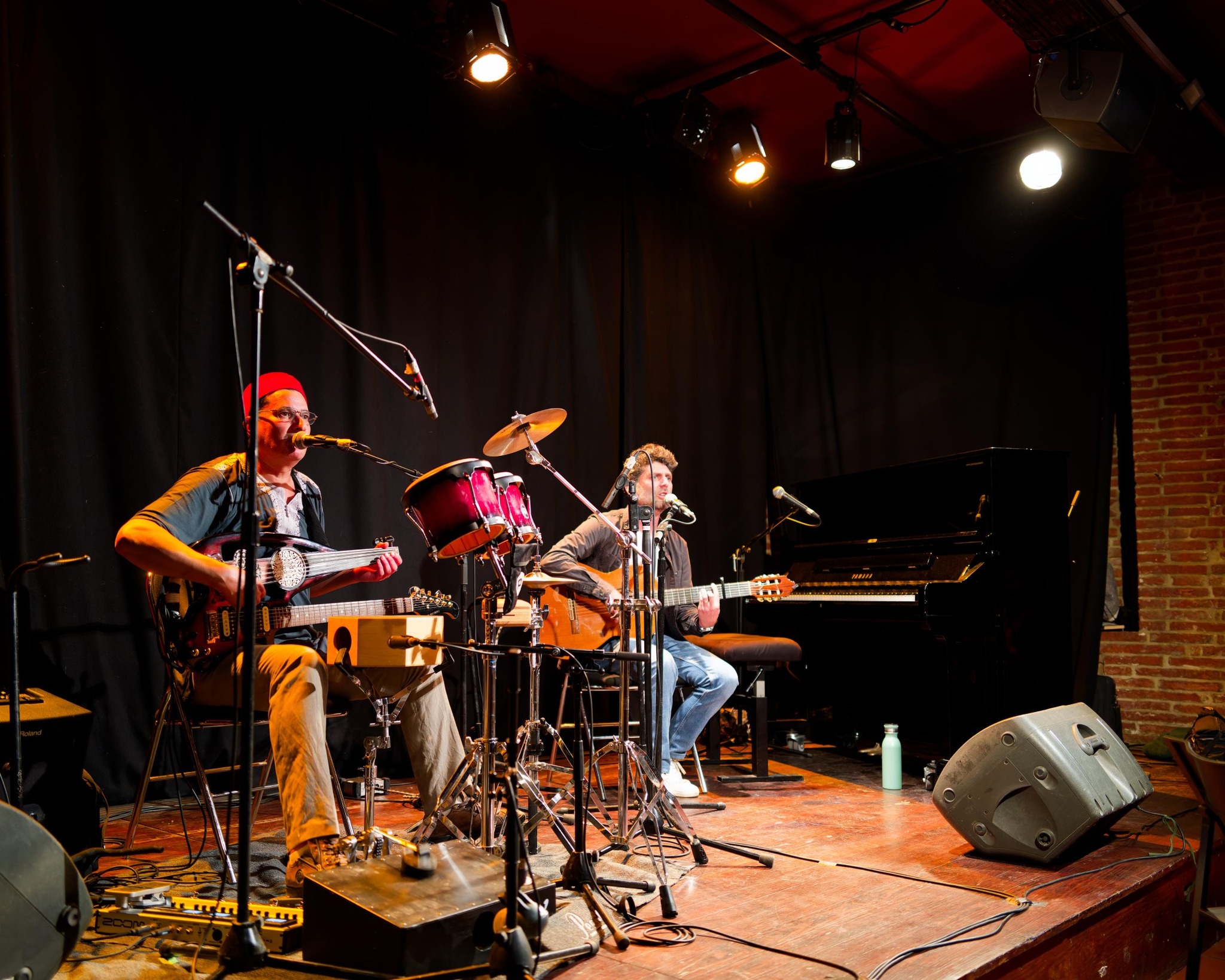 À l’occasion de la 2nde édition de Lo Mes de la Lenga, le groupe @noubalotcha vous donne rendez-vous ce vendredi 3 avril à Tarbes 🎶
Avec leur spectacle, le duo propose un vrai voyage musical, entre Occitanie et Méditerranée… Des textes, des langues, des sonorités qui se mélangent naturellement, pour raconter des histoires, des rencontres, des racines.
Sur scène, c’est à la fois poétique et vivant. Ça chante, ça joue, ça partage… et on se laisse complètement embarquer 🙌
📍 Rendez demain à la Maison des associations de Tarbes dès 20h30
#concert #noubalotcha #duo #musique #lomesdelalenga #tarbes