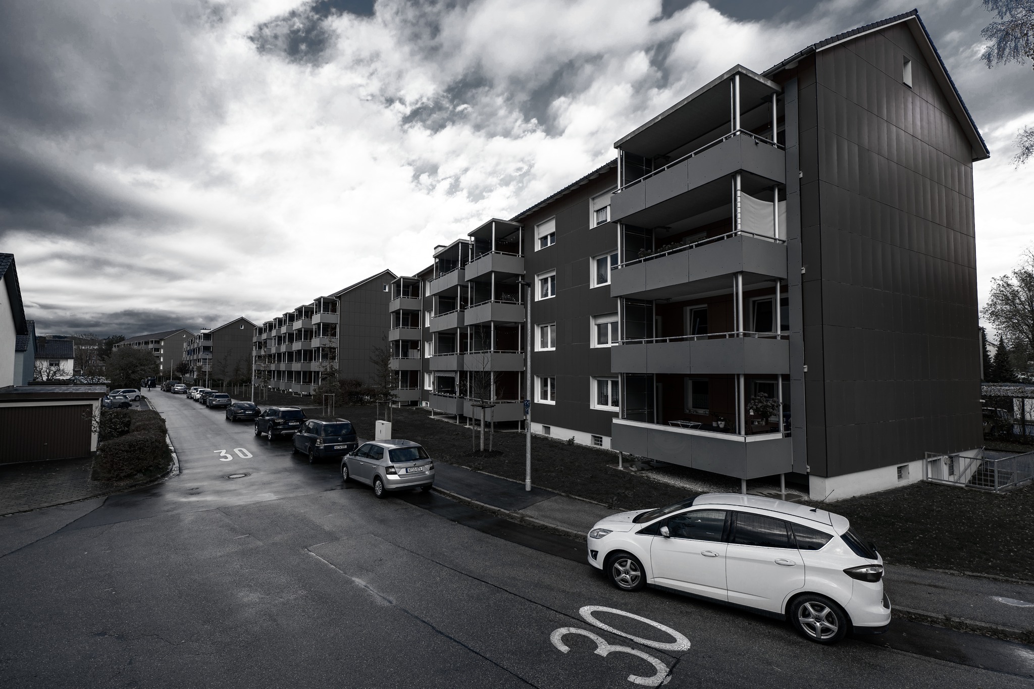 Stahlbalkone, sauber umgesetzt und passend montiert.
#teamgast #Balkone #Handwerk