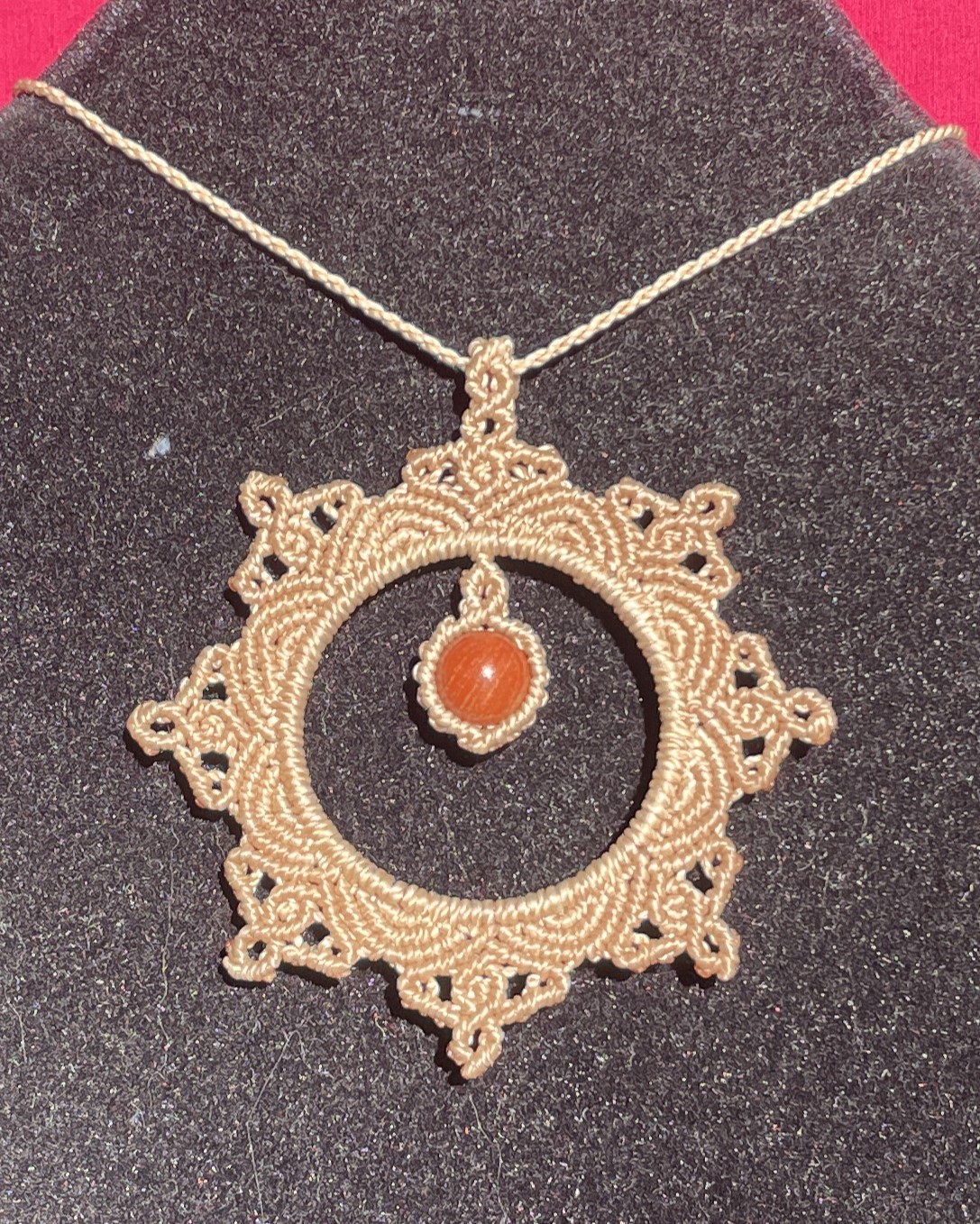 RAYONNANCE
Un bijou qui évoque l’énergie du centre.
Entièrement réalisé à la main en micro-macramé, l’ensemble Rayonnance se compose d’un pendentif et d’une paire de boucles d’oreilles au motif circulaire délicatement tissé. Les fils fins de 1 mm et 0,5 mm forment une dentelle légère et structurée, symbole d’équilibre et d’harmonie.
Au cœur de chaque pièce, le jaspe rouge apporte une énergie chaleureuse et ancrée. Pierre associée à la vitalité et à la force intérieure, elle renforce le caractère lumineux et affirmé de cet ensemble.
Rayonnance est un bijou à porter comme un rappel de sa propre énergie, une création artisanale façonnée lentement, avec intention. Chaque pièce est unique ou réalisée en très petite série.
Un bijou pour celles et ceux qui aiment rayonner avec élégance et authenticité.
Disponible sur www.atelierartizen.com
#micromacrame #jasperouge #bijoufaitmain #bijouboheme #bijouspirituel #artisanat #faitmain #slowfashion #createurfrancais #rayonnance