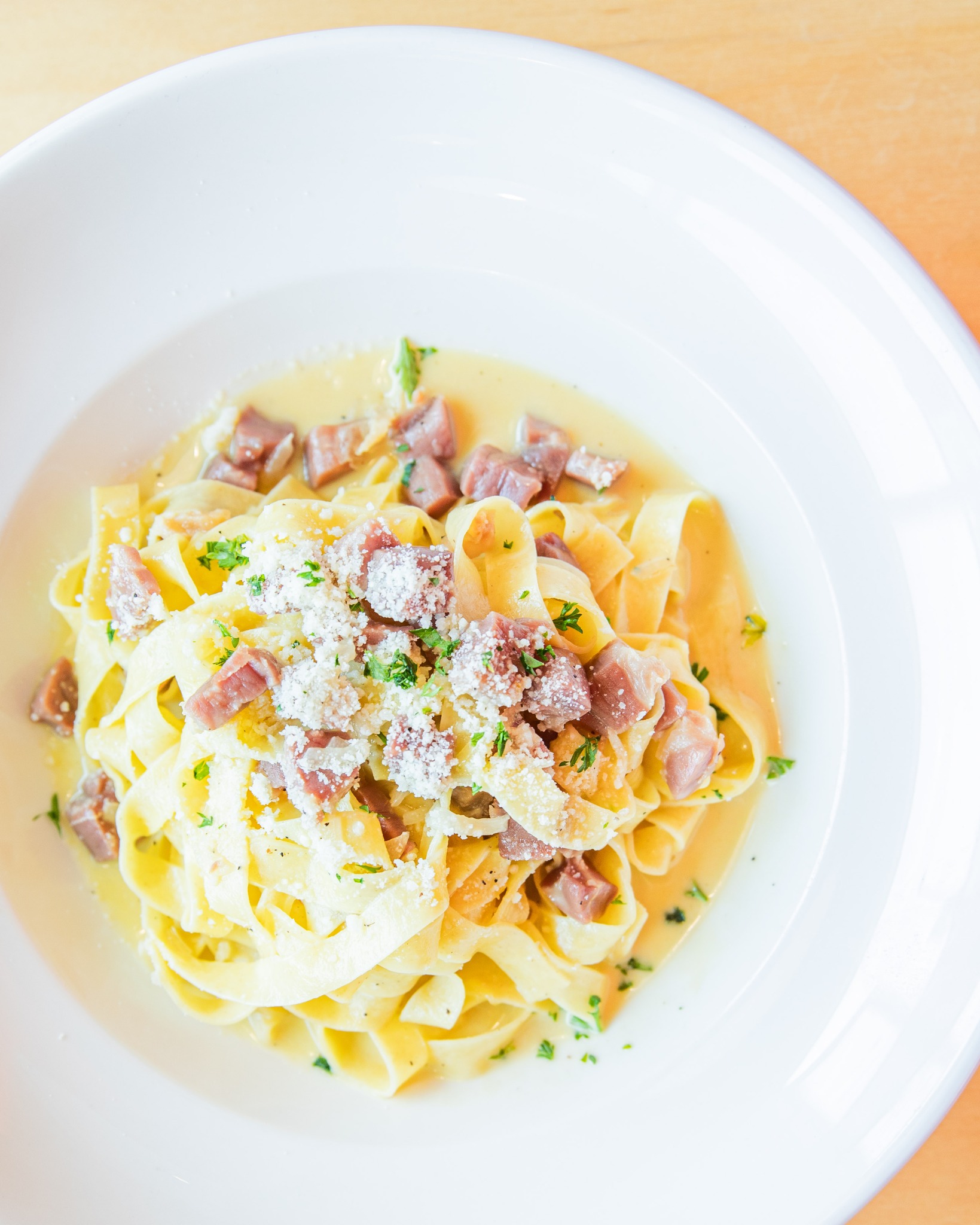 Les pâtes, c’est notre grande histoire d’amour 🍝
Faites maison, ici même, avec passion, puis nappées de nos sauces riches et savoureuses… chaque bouchée est un pur moment de bonheur.