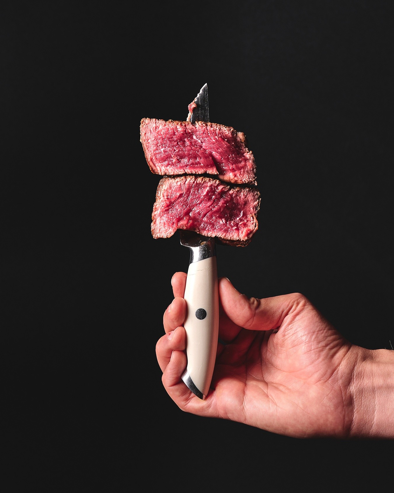 Tökéletes steak élmény minden falatban. 🥩🔥
Szaftos, medium rare steak, kívül kérges, belül omlós – igazi prémium marhahús, gondosan elkészítve. Ha a legjobb steak Budapest, steak étterem, minőségi húsételek és gasztro élmény a cél, ez az irány.@lehoczkistudio
#steakhousebudapest #steakbudapest #premiumsteak #mediumrare #marhahús #steaklover #budapestrestaurant #gastrobudapest #húsimádók #foodporn