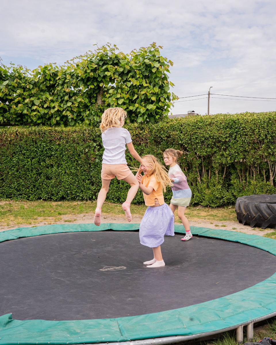 Buitenspelen + genieten = perfecte combo! 🌳
Terwijl de kinderen plezier hebben in de speeltuin, geniet jij van iets lekkers.
Wie zien we dit weekend? 😄
#Weidegeluk #Dendermonde #kindvriendelijk #speeltuin #brasserie #bites #kinderen #terras #weide #restaurant