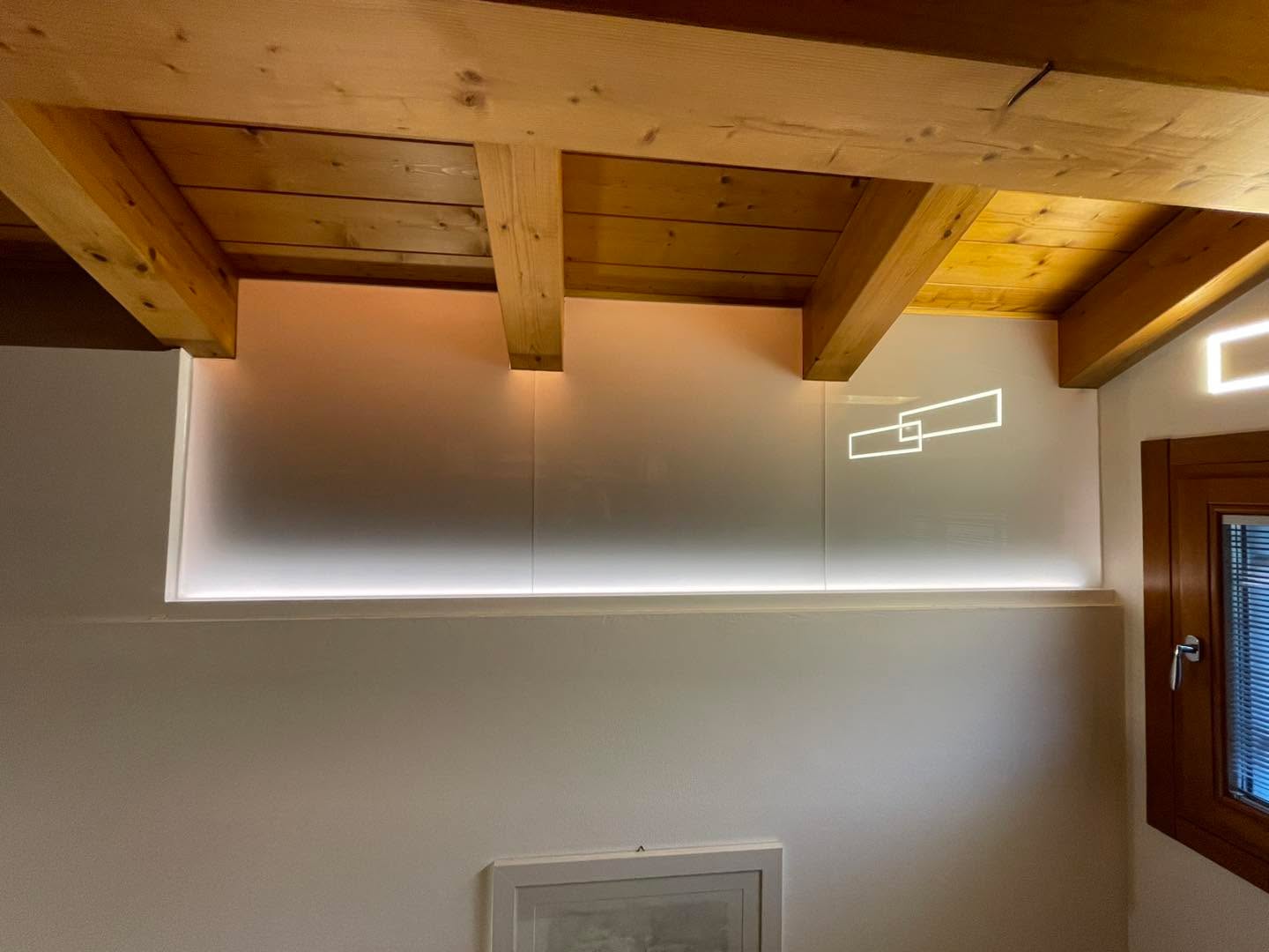 La settimana giunge al termine e noi vi lasciamo con questo splendido lavoro.
Chiusure in vetro 44 biancolatte su questo sottotetto, tutto realizzato da noi, tutto su misura.
Risultato eccellente e clienti soddisfatti
Vi aspettiamo