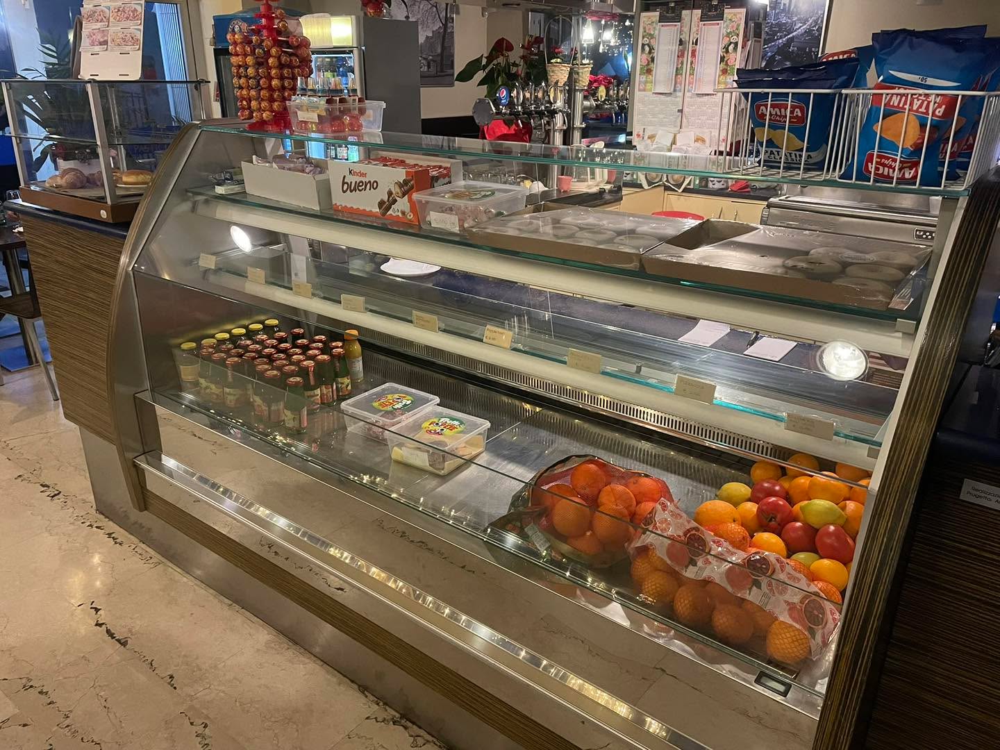 C’è sempre una soluzione.
A seguito della rottura del vetro curvo di questo banco frigo, di cui non esistono ricambi, ci siamo ingegnati e abbiamo realizzato, con 3 pezzi di vetro stratificato, l’equivalente di un vetro curvo.
Niente banco frigo nuovo, tanti soldi risparmiati ed un effetto davvero wow.