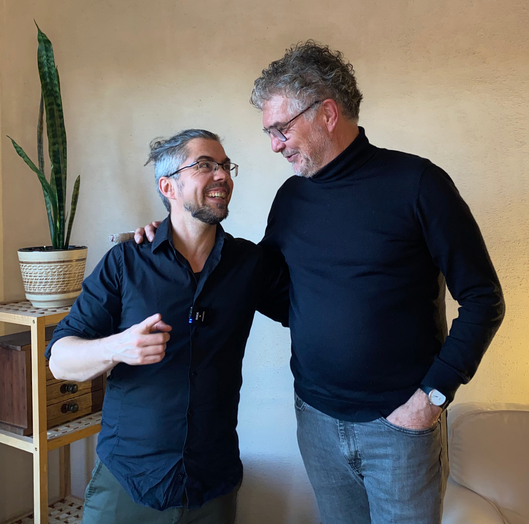 "Ik heb geleerd om naar de woorden op zoek te gaan die mijn gevoelens/waarneming kunnen omschrijven, evenals mijn behoeften. Om uiteindelijk een weg te vinden om deze te vertalen naar een juist geformuleerd verzoek.
De manier was erg rustgevend en goed uitgelegd. Er werd veel tijd genomen voor onderliggende behoeften van iedereen."
Dankjewel ❤ Bart 🙂