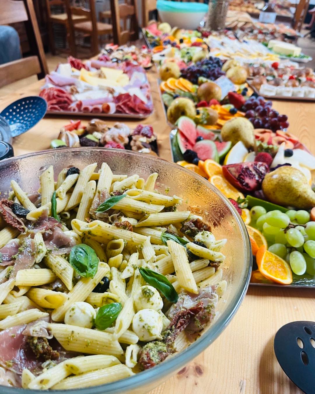 Le brunch est servi ! ✨
Envie d’un moment gourmand et convivial ? Découvrez notre brunch généreux et fait maison :
🥐 Viennoiseries
🥞 Pancakes maison
🍓 Fruits frais découpés
🧀 Fromages & charcuteries
🥑 Avocado toast saumon
🥗 Salade italienne (pesto & jambon cru)
🥪 Wraps jambon & crème de Boursin
🥖 Navette chèvre, miel, mâche & noix
🍗 Muffin poulet cheddar
🍅 Brochettes tomates, basilic & mozzarella (crème balsamique)
🥣 Granola bowl
🍰 Mignardises sucrées
🍞 Pain, confitures, beurre & Nutella
🥤 Jus de fruits
☕ Thé / café
📩 Contactez-nous pour un brunch frais, savoureux et prêt à être partagé !