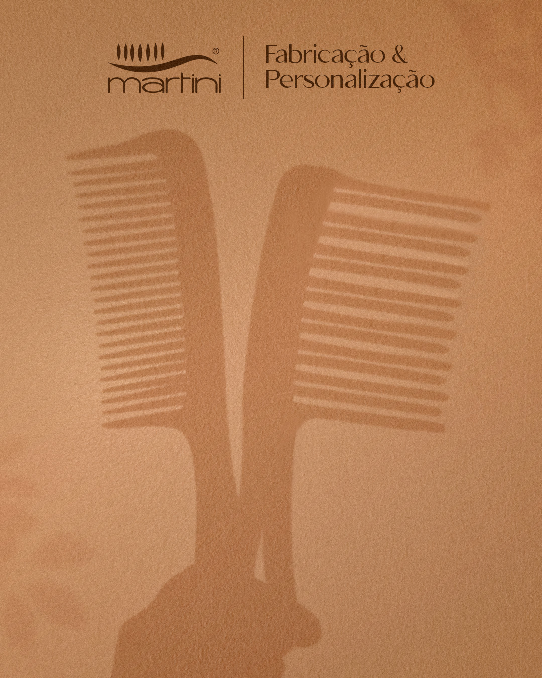 Por trás dessa sombra, tem um cuidado que só quem faz isso há anos consegue entregar. Um pente que não machuca, não quebra fácil e que deixa o trabalho do profissional muito mais leve.
Se você quer que sua marca seja lembrada pelo carinho e pela qualidade, esse é o caminho. O segredo da Martini é cuidar de cada detalhe para que você entregue sempre o melhor.
Quer ver como sua marca fica nesse modelo? Clique no link da nossa bio e vamos conversar.