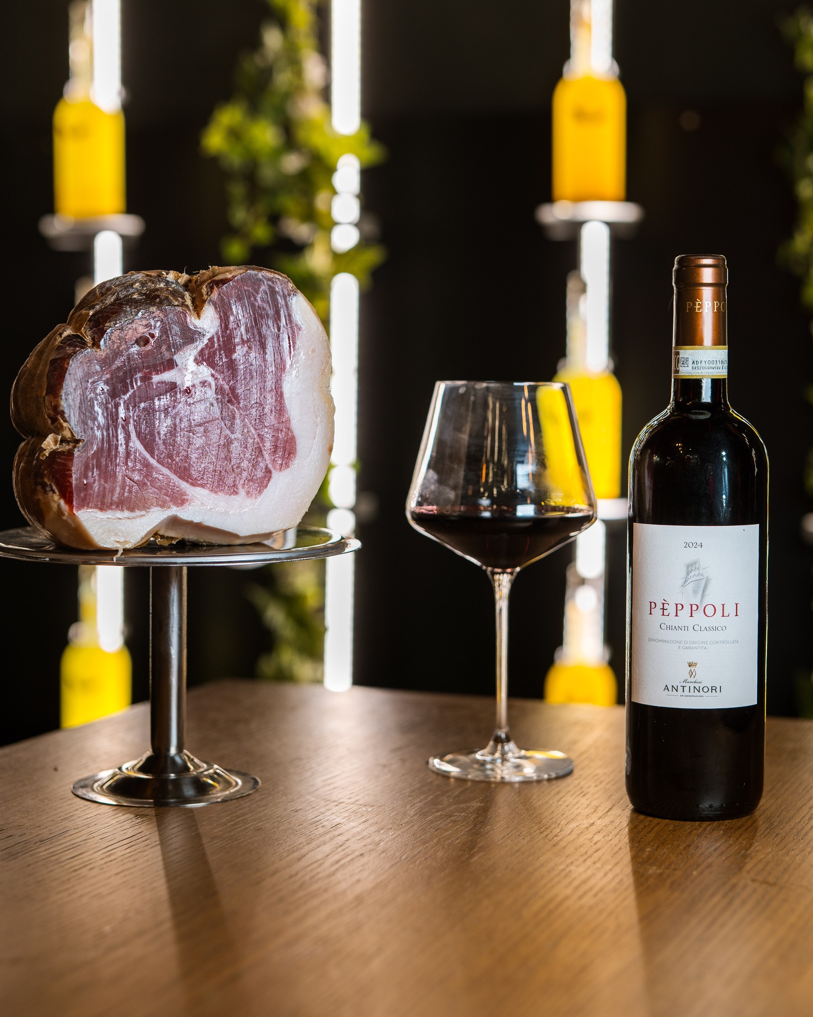 Oggi vi parliamo di un abbinamento prestigioso.
🍷Da una parte, il Pèppoli Chianti Classico: un’ode al Sangiovese che racchiude i profumi floreali delle colline toscane.
🍴Dall’altra, il Re dei salumi: il Culatello di Zibello DOP, una rarità lavorata interamente a mano, figlio di una tradizione lenta e preziosa.
Un incontro non casuale, ma studiato per esaltare ogni singola nota di gusto.
Vuoi saperne di più? Vieni a trovarci. Siamo pronti a guidarti attraverso nuovi itinerari e accostamenti sorprendenti.
#laTramontina #ristorantePalermo #laTramontina