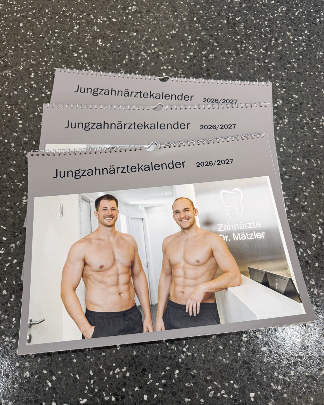 // 𝗗𝗲𝗿 𝗝𝘂𝗻𝗴𝘇𝗮𝗵𝗻ä𝗿𝘇𝘁𝗲-𝗞𝗮𝗹𝗲𝗻𝗱𝗲𝗿 𝗶𝘀𝘁 𝗱𝗮 📸
Du suchst noch einen guten Grund für den nächsten Zahnarztbesuch? 😄
Dann haben wir genau das Richtige für dich: unseren exklusiven Jungzahnärzte-Kalender 🦷
Jetzt erhältlich – aber nur solange der Vorrat reicht!
Freu dich auf 12 Monate voller Hingucker 😉
⠀
⠀ ⠀
⠀
⠀
⠀
⠀
⠀
⠀
⠀
⠀
April, April! 😄
#drmätzler #zahnarzt #dornbirn #zahnarztpraxis #zahnarztpraxisdornbirn #zahnarztdornbirn #aprilscherz