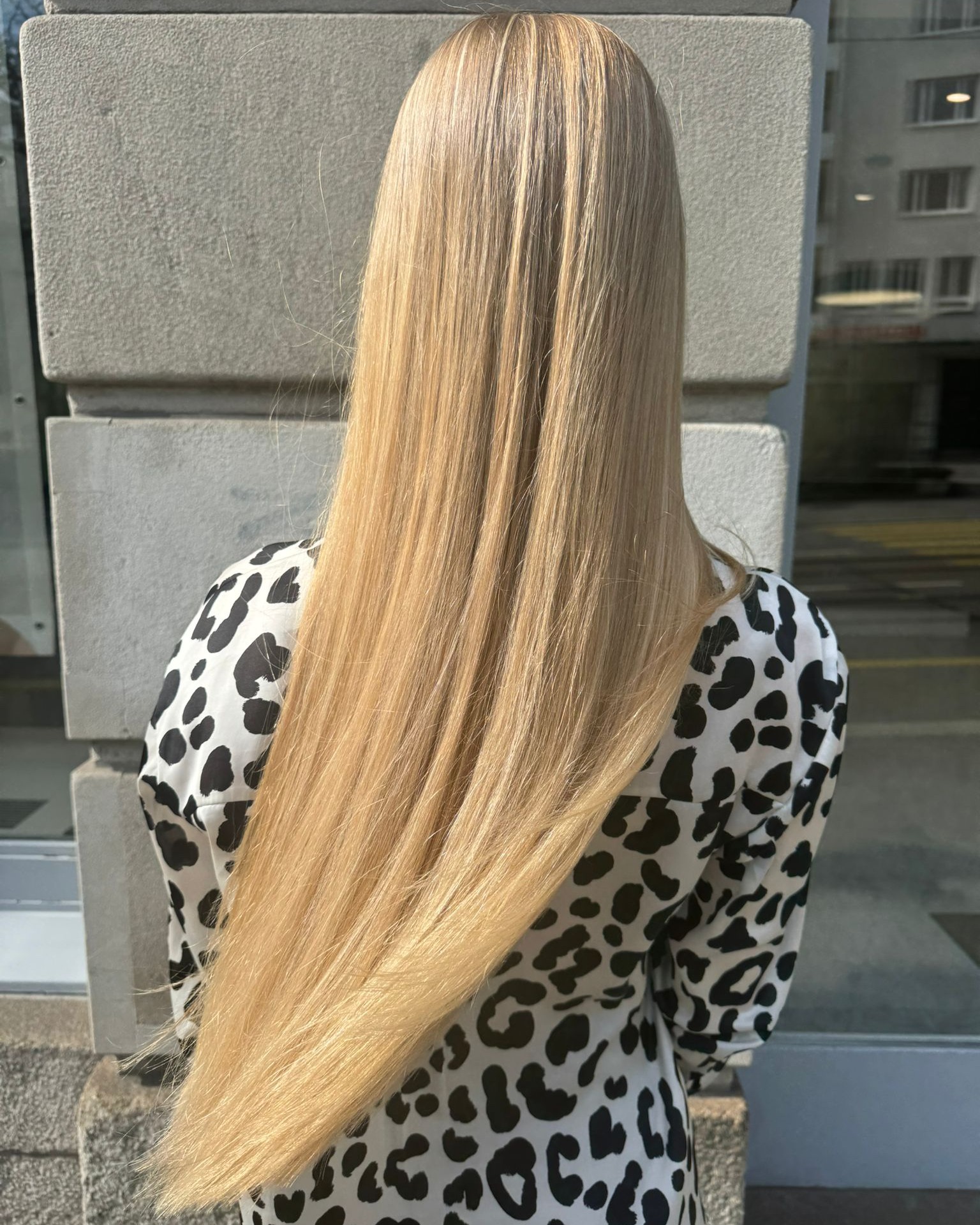 Blond, aber clean.
Diese Highlights von Alex bringen genau das, was gutes Blond braucht:
Klarheit, Tiefe und ein natürlicher Übergang ohne harte Linien.
💡 Warum solche Highlights wirken:
Fein gesetzte Strähnen reflektieren das Licht unterschiedlich, dadurch wirkt das Haar glänzender, voller und weniger „flach“ als bei einer Vollblondierung.
Das Ergebnis: ein Blond, das nicht künstlich aussieht, sondern einfach gut sitzt.
Blond in Zürich?
Mach’s richtig mit📍Black & White Hairstyling
💻 Jetzt online buchen
#blondzurich #highlightszurich