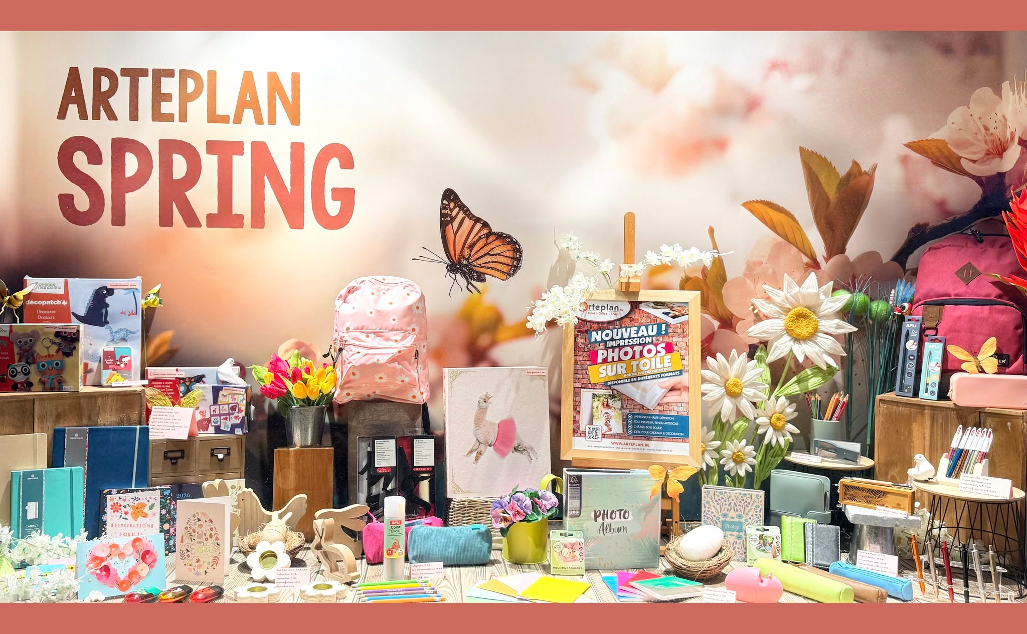 Nouvelle saison, nouvelle vitrine 🌿
Une nouvelle saison arrive… et avec elle, une nouvelle ambiance chez Arteplan Print Office & Shop ✨
Notre vitrine fait peau neuve pour vous faire découvrir de nouvelles inspirations, de belles nouveautés et plein d’idées à retrouver en magasin.
Passez nous voir et dites-nous ce que vous en pensez 💛
Si cette nouvelle vitrine vous plaît, n’hésitez pas à nous laisser un petit like ou un avis, cela nous fait toujours très plaisir.
📍 Arteplan Print Office & Shop
Rue François Dubois 49
1310 La Hulpe
📞 02 654 02 87
📧 contact@arteplan.be
#Arteplan #ArteplanPrintOfficeShop #LaHulpe #NouvelleSaison #NouvelleVitrine #Papeterie #CopyService #Impression #FournituresDeBureau