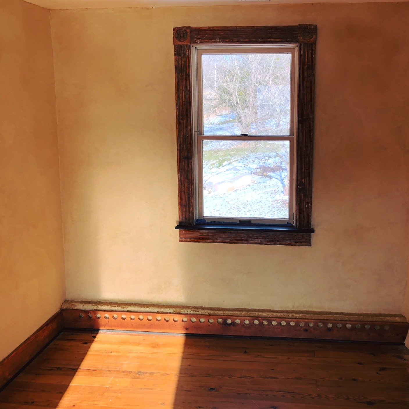 There is one natural building technique that can be done on any home: finish clay plaster. You can use clay plaster in any type of new construction. You can renovate an existing structure with clay plaster. There's a way to use it on almost any structure.
All you need is a substrate that is rigid and textured.
That could be wood lath on stud walls. Could be sandy paint on existing drywall. Could of course be a strawbale or clay wall. So so so many options!!
And it's shockingly easy to get proficient in plastering...even if you have zero plastering experience.
And you can learn finish clay plastering techniques from myself and master plasterer Gabriel Franklin (@theartofplaster). We are co-teaching 2 different workshops this year:
Intro to Clay Finishes, Aug 14-16 --> we will cover 2 types of clay plasters plus clay paints (no plaster experience needed!)
Intermediate Clay Plaster, Sept 11-13 --> this is a more advanced course for people with some plastering experience that want to learn more about clay plasters; we will cover a variety of specialty recipes & techniques, how to create product samples, and much more!
See my website for more details www.buildnaturally.com
#clayplaster #workshop #howto #buildyourskills #naturalbuilding #naturalhome #finishclayplaster #empowering