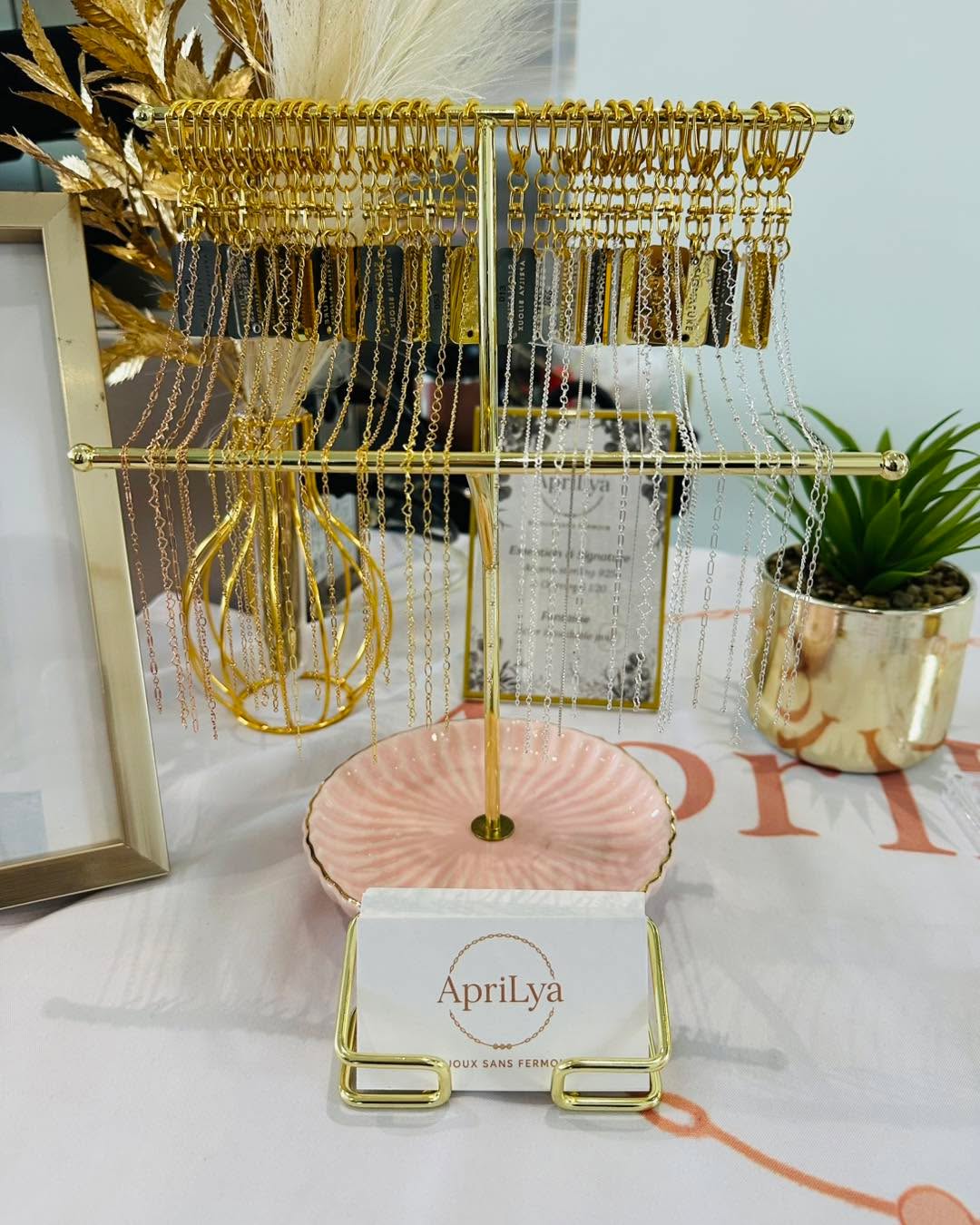 Le marché est commencé 🤍✨
Je suis en place au Marché Charlevoix toutes saisons à La Malbaie jusqu’à 14h aujourd’hui!
Venez me voir pour créer votre bijou personnalisé sans fermoir ✨
Un bijou unique, ajusté directement sur vous, simple, élégant et fait pour durer 💫
C’est une belle sortie à faire aujourd’hui, plein de bons produits du terroir et d’artisans d’ici 🐣
📍 Bibliothèque Laure-Conan
⏰ Jusqu’à 14h
Au plaisir de vous voir 🤍 #aprilyabijoux #bijouxpermanents #permanentjewelry #BijouxPersonnalisés #bijou