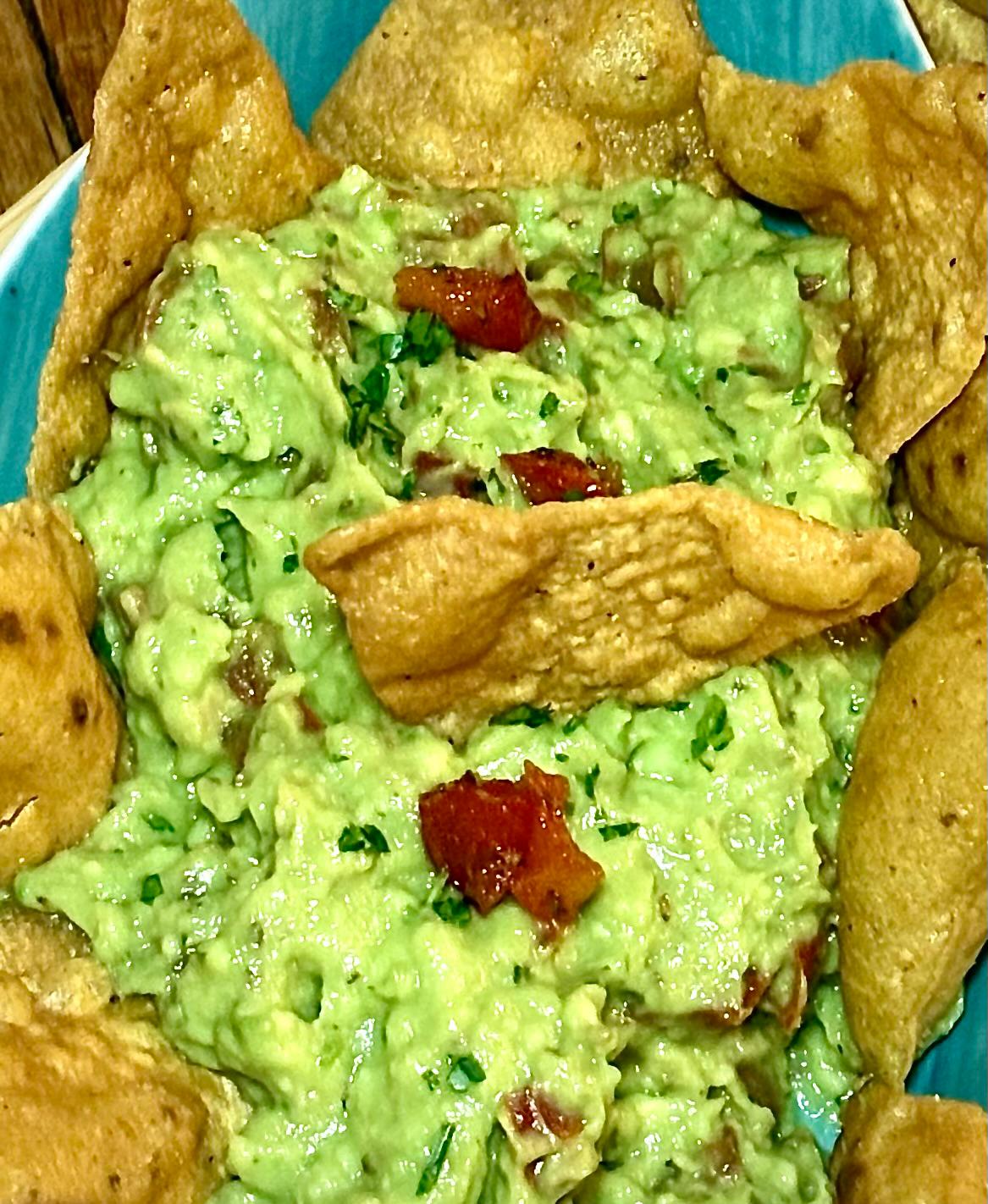 IL VENERDÌ DI ALMA: GUACAMOLE MEDITERRANEO 🥑🌿
Avocado, pomodori confit, olive verdi, prezzemolo, capperi e succo di limone.
Niente carne, solo la cremosità burrosa dell’avocado che accoglie l’anima del Mediterraneo: la dolcezza del confit, la spinta dei capperi, il carattere delle olive. Un equilibrio vegetale puro da gustare con le chips di mais artigianale calde.
Lo trovi oggi in Alma. Prima della sosta pasquale, il morso fresco che pulisce il palato. 100% vegetale, 100% senza glutine.
In Alma il glutine è sempre assente. Manchi solo tu. ✨