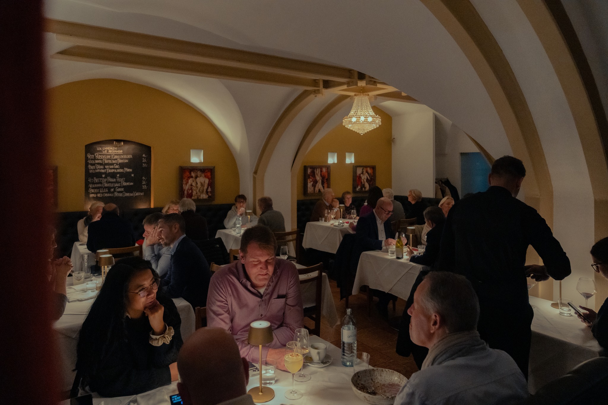 Ein perfekter Abend beginnt mit gutem Essen und tollen Gesprächen! 🥂❤️
Besucht uns und erlebt unvergessliche Momente an unseren Tischen.
#ef16 #finedininglovers #viennafood #restaurantabend #datenight