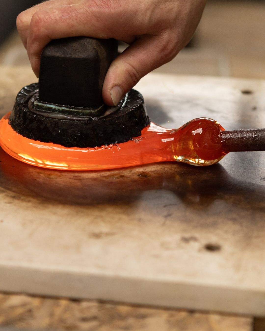 Take a glimpse into the production process of the Petalume light fixture ✨, where unique crystal components are created from molten glass through hand shaping 🔥🖐️. This very technique naturally defines the character of the entire piece.
Each component features a stylized petal shape 🌸, either with a smooth surface or delicate ribbing. Every piece is one of a kind, formed in direct contact with the glassmaker.
The optical properties of the crystal, combined with the surface texture 💎, create a dynamic play of light 💡 that highlights the unique character of each hand-shaped element.
Nahlédněte do výrobního procesu svítidla Petalume✨, kde díky ručnímu tvarování vznikají z roztavené skloviny unikátní křišťálové komponenty. Právě tento způsob zpracování se přirozeně promítá do charakteru celého svítidla. Každý komponent má stylizovaný tvar okvětního lístku 🌸, v podobě hladkého povrchu nebo s jemným žebrováním. Každý kus je originál, formovaný v přímém kontaktu se sklářem. Optické vlastnosti křišťálu spolu se strukturou povrchu vytvářejí proměnlivou hru světla, která zvýrazňuje jedinečný charakter každého ručně tvarovaného prvku.
#elitebohemia
#CrystalChandelier #CzechCrystal #LuxuryDesign #Craftsmanship #PrecisionWork #InteriorDesign #Architecture #DesignInspiration #StatementLighting #LuxuryInteriors #LightAndDesign #Handcrafted #Elegance #TimelessStyle #elitebohemia