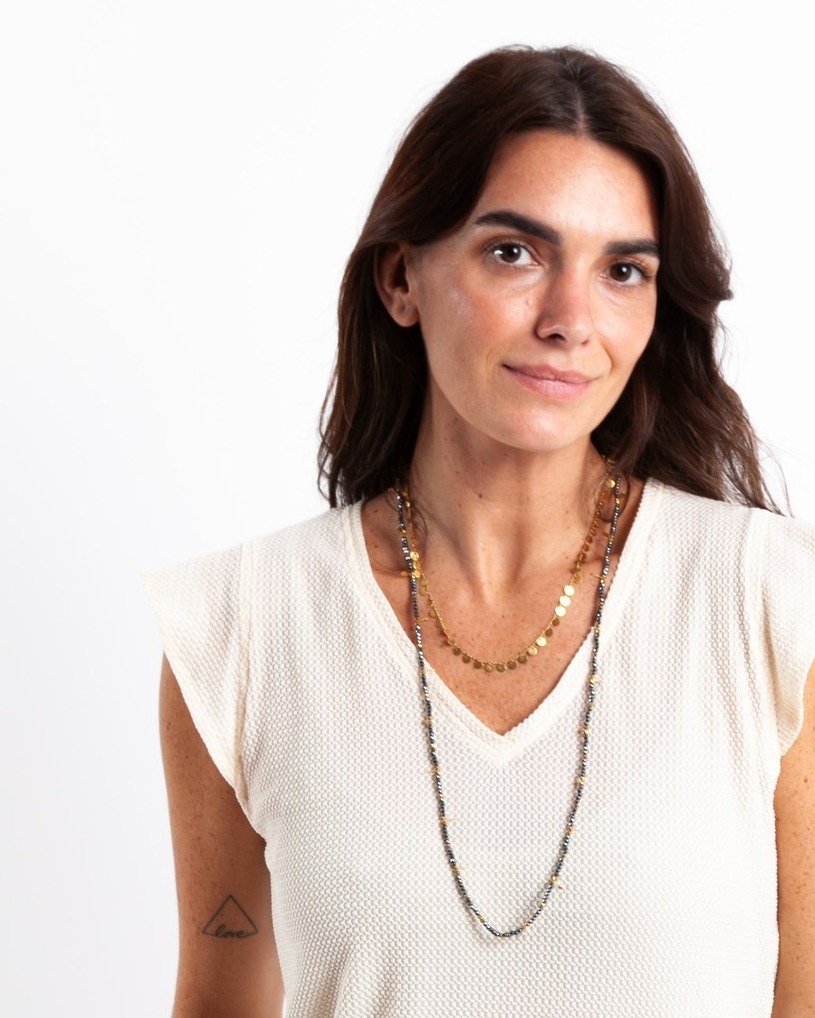 O encontro do colar Moedas em prata com banho de ouro amarelo com o colar Grécia em hematita e pirita cria uma composição precisa, elegante e absolutamente contemporânea. Duas peças autorais, usadas juntas, elevam o essencial e transformam o look em assinatura.
Ana Tinelli. Joias que comunicam estilo sem excessos.
#AnaTionelli #JoiasAutorais #Layering #LuxoContemporaneo #EstiloUrbano #DesignBrasileiro #AcessoriosDeLuxo #EleganciaModerna