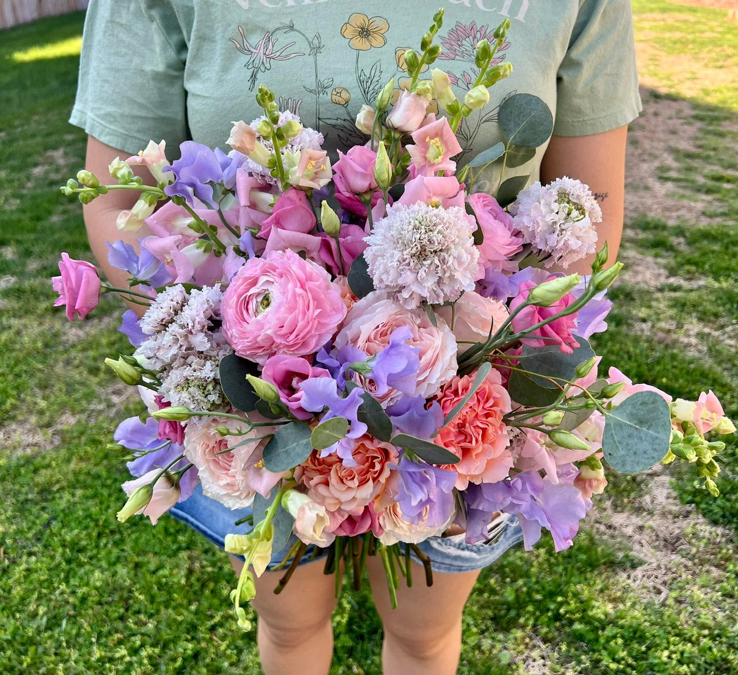 A springy portrait bouquet for your Easter Sunday!!! 💜