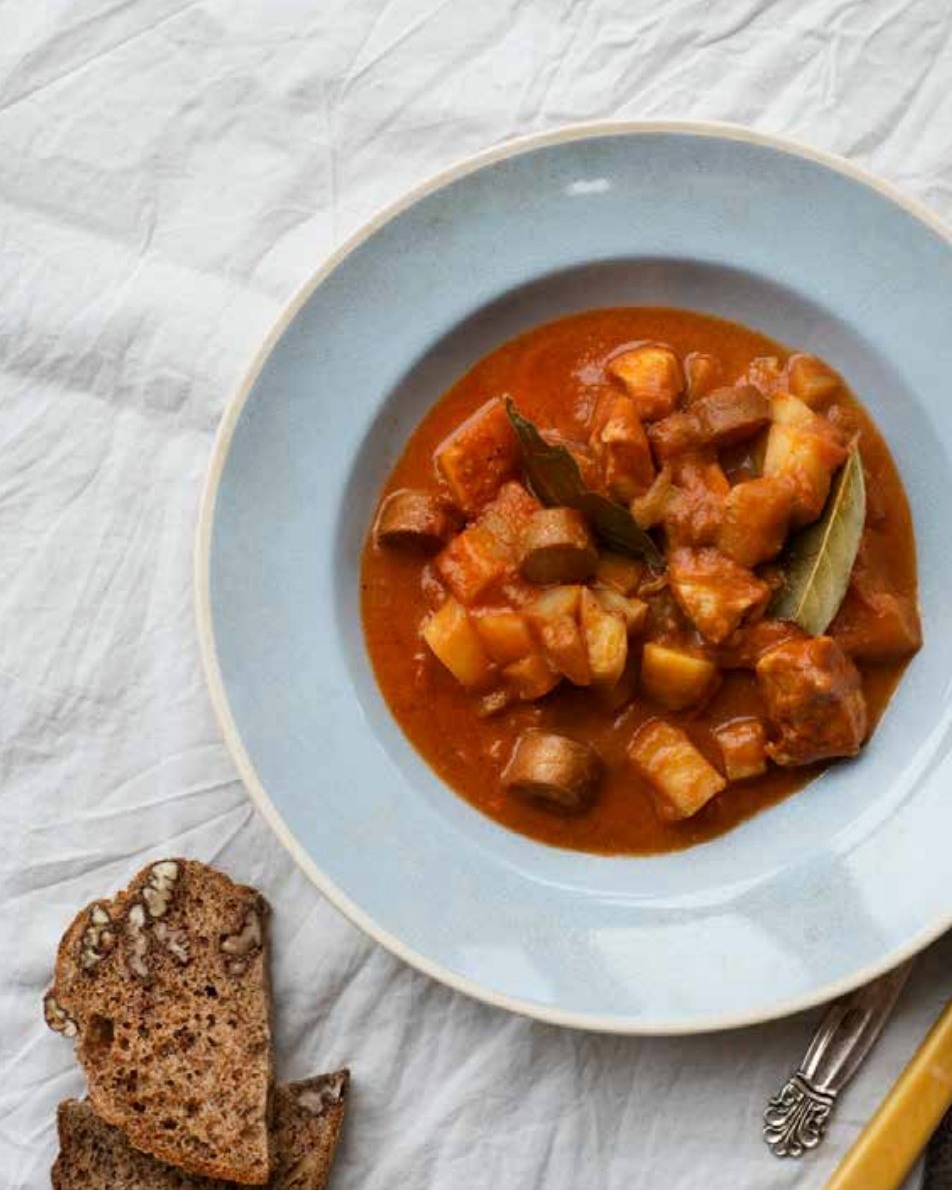 Børnevenlig mad - med et twist...
Svensk pølseret med kylling, squash og knold
2 portioner
• 1 løg finthakket
• 1 spsk rapsolie med smørsmag
• 1 knsp. karry
• 1 tsk. paprika
• 200 g squash, skrællet og
skåret i små tern
• 200-300 g pastinak, skrællet og
skåret i små tern - du kan også bruge gulerod eller knoldselleri
• ��80 g kartofler, skrællet og skåret i tern
• 2 dl vand
• 3-4 laurbærblade
• 1 dåse tomatkoncentrat a 140 g
• 2 kyllingepølse, fx fra Hanegal, skåret i skiver (eller flere hvis retten skal gøre mere børnevenlig)
• 200 g kyllingebryst eller
kalkunbryst, skåret i
mindre stykker
• �1/2 dl piskefløde
• salt og peber
• 1 spsk. sennep
• 1 spsk mel til jævning
Svits de hakkede løg i fedtstof sammen med krydderierne.
Tilsæt grøntsagerne, kartofler, vand og tomatkoncentrat.
Lad det simre under låg i ca. 5-8 minutter.
Tilsæt pølse, kylling og piskefløde.
Lad det simre i ca. 10-15 minutter mere, til kyllingestykkerne er møre og gennemstegte.
Smag til med sennep, salt og peber. Tilsæt evt. mel for at jævne saucen.
Giv det hele et opkog og rør godt.
Du kan servere ris til familien eller andet stivelse.
På billedet vises Elverbrød som du kan serverer til retten for at få ekstra mæthed.
Brødet indeholder mange fibre og forsvindende lidt kulhydrat.
www.hartvig-engell.dk/butik