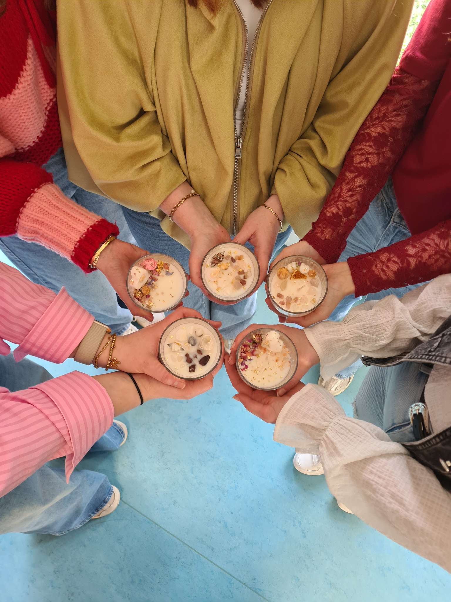 Op 7 maart gaf ik na de open workshop nog een workshop duurzame geurkaarsen maken aan een gezellige vriendinnegroep van 5 💖🕯️
Klein groepje = extra veel aandacht, fijne gesprekken en volop ruimte om creatief bezig te zijn. Van het smelten van de wax tot het samenstellen van hun eigen unieke kaarsen met decoratie: alles werd met aandacht gedaan.
Uiteindelijk gingen ze naar huis met prachtige, zelfgemaakte kaarsen én weer een leuke ervaring rijker.
#vriendinnenuitje #workshopnl #geurkaarsen #kaarsenmaken #creatiefbezig #zelfgemaakt #handgemaakt #duurzamestijl #duurzameworkshop #gezelligheid #diyworkshop #kaarsenliefde #kleinegroep #qualitytime #samencreatief