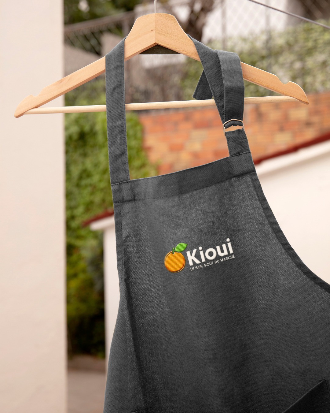 🌿 Chez Kioui, chaque détail compte.
Derrière chaque produit frais, chaque conseil avisé, et chaque sourire, il y a une équipe passionnée qui met tout son cœur à vous offrir une expérience unique.
.
💬 Pourquoi on fait la différence ?
• Un accueil chaleureux : Ici, on prend le temps de vous écouter, de vous conseiller, et de partager notre amour des bons produits.
• Des produits choisis avec soin : Des légumes ultra-frais aux fromages affinés à point, chaque article a sa place pour une raison.
• Un lieu où l’on se sent bien : Comme un marché de quartier, mais en mieux : convivial, authentique, et toujours une bonne surprise à découvrir.
.
👉 Votre satisfaction, c’est ce qui nous motive chaque jour.
Que ce soit pour un conseil, une commande spéciale ou simplement pour discuter des dernières arrivages, nous sommes là pour vous. Parce qu’acheter chez Kioui, c’est bien plus que faire ses courses… c’est vivre un moment de plaisir.
.
Merci de nous faire confiance au quotidien. 🧡
.
.
.
#serviceclient #kioui #kiouiarras #lebongoutdumarche #kiouiprimeurs #primeur #fruits #legumes #fromages #charcuterie #epiceriefine #healthyfood #lifestyle #familygoals #arras #hautsdefrance
.
www.kioui-primeurs.fr