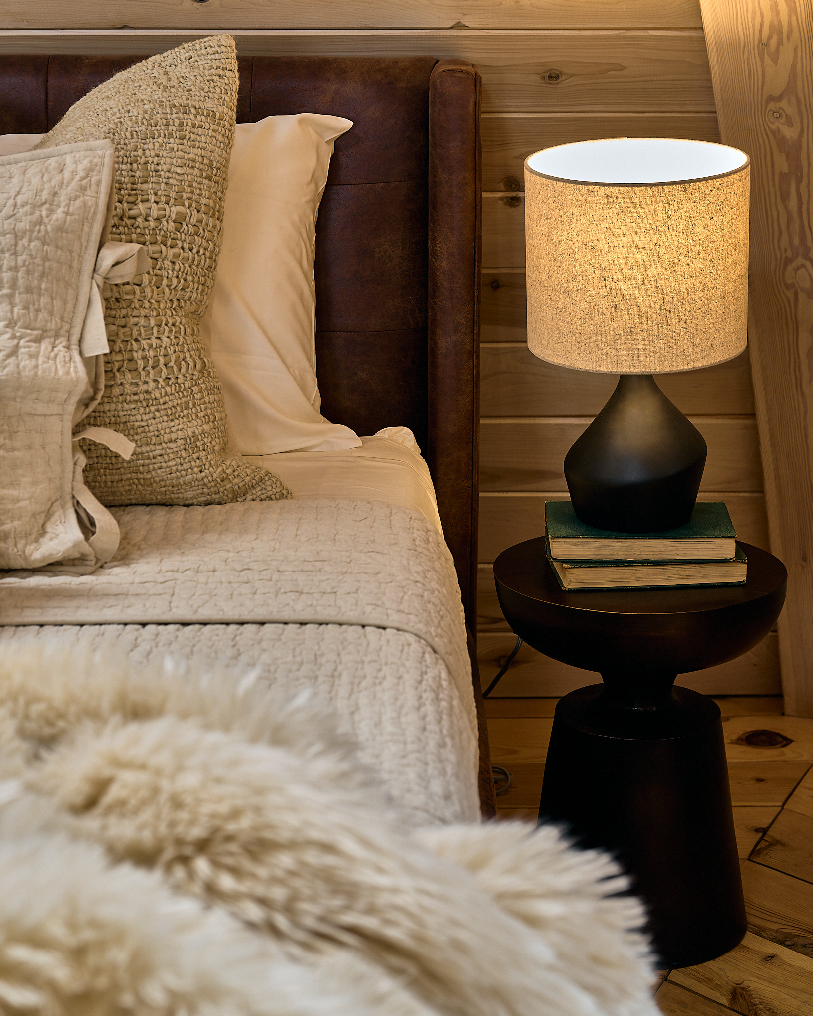 End of the day, this is where it lands.
Soft light.
Worn leather.
Layers you can sink into.
Nothing loud