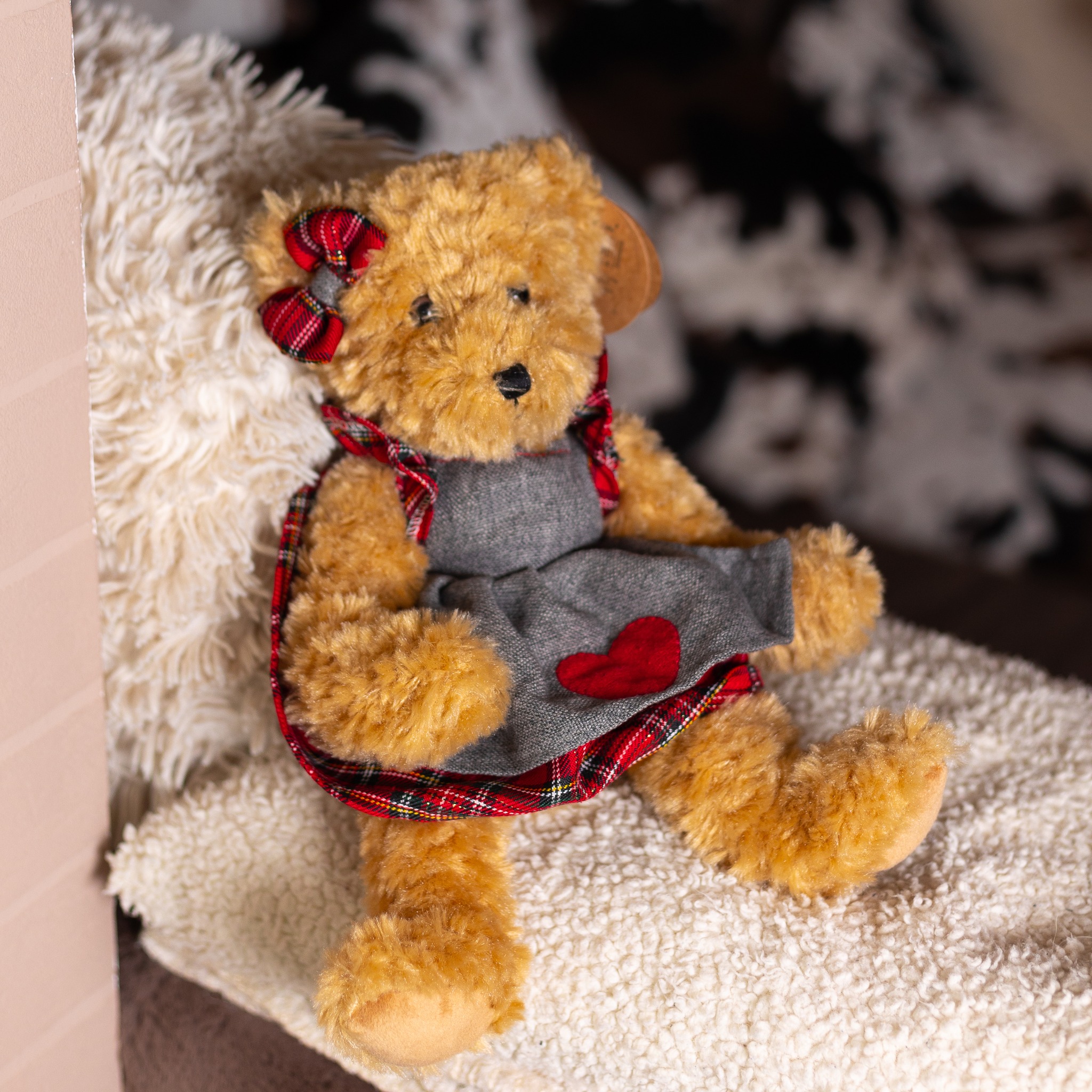 Craquez pour notre adorable peluche "ours brun" 🤎
Douce, moelleuse et pleine de charme, elle accompagnera petits et grands au quotidien.
✨ Un compagnon idéal pour des moments cocooning tout en tendresse.
👉 https://www.lecomptoirdesauthentics.com/product-page/peluche-ours-brun-gladys-louise-mansen-32-cm