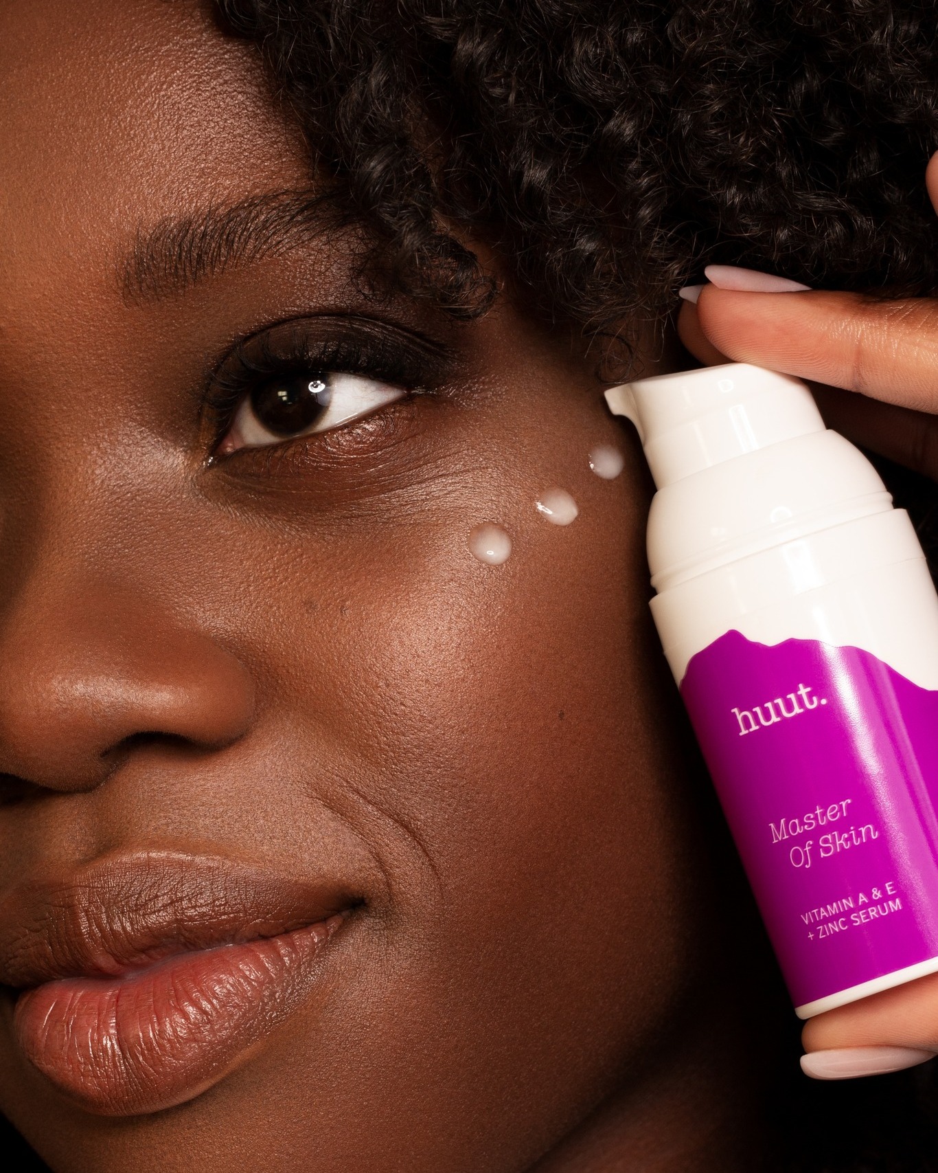 A close-up look at texture, application and natural radiance, the essentials of modern skincare visuals. ✨📸
Team:
Product @huutcare
Model @beyoncemco
Model Agency @eastwestmodels
Make Up & Hair Artist @by.josephine.winter @artistspool
Retouch: @twelvustudio
Photo: @photography_by_tamara_specht
#SkincarePhotography #BeautyEditorial #StudioBeauty #CleanBeautyVisuals #BeautyCampaign #TamaraSpechtPhotography