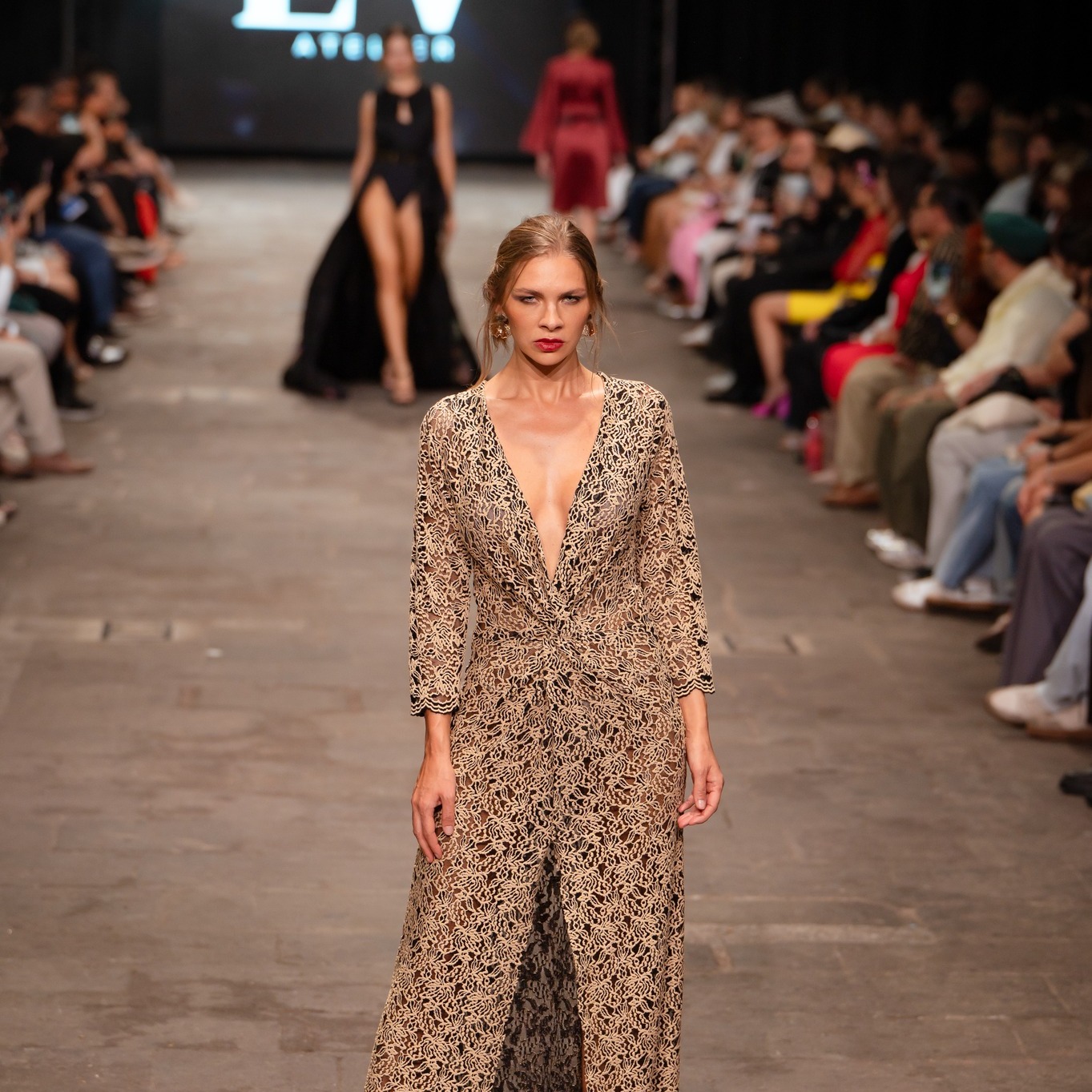 Encaje negro con champagne. Estratos.
Antigua Aduana. Piedra del siglo XIX.
La pasarela correcta para una colección que habla de lo que la tierra guarda.
Colección Estrato. CRFW 2026
#Estrato #EveValverdeAtelier #HandPainted #LujoSostenible #CRFW