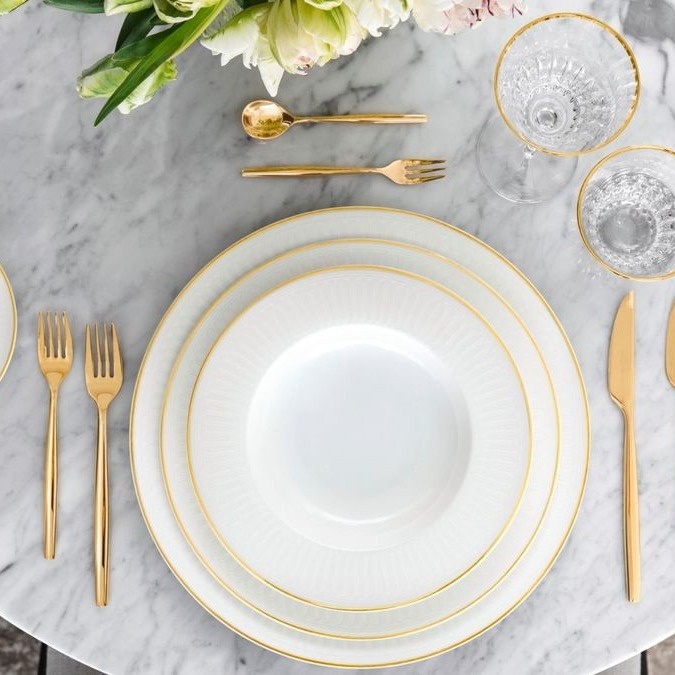GOLDEN DINE -Eleganz, die Eindruck hinterlässt 💎
- Platzteller mit Goldrand
- Teller in verschiedenen Größen
- Pasta & Suppenschüsseln
- großes Sortiment an Besteck
- Champagnergläser mit Goldrand
Goldenes Besteck und stilvolles Geschirr zum Mieten – für einen glanzvollen Auftritt Ihrer Veranstaltung!Setzen Sie stilvolle Akzente und bieten Sie Ihren Gästen ein unvergessliches Ambiente, ideal für Hochzeiten, Geburtstage, Firmenfeiern und Gala-Events. 💎🍴✨
https://eventshop.tirol/collections/porzellan-glaser-besteck
#fantasyevents #fantasy #fantasyeventengineering #eventengineering #tirol #topservice #professionell #zuverlässig #events #gastro #gläser #besteck #gastromieten #geschirr #gold #goldendine