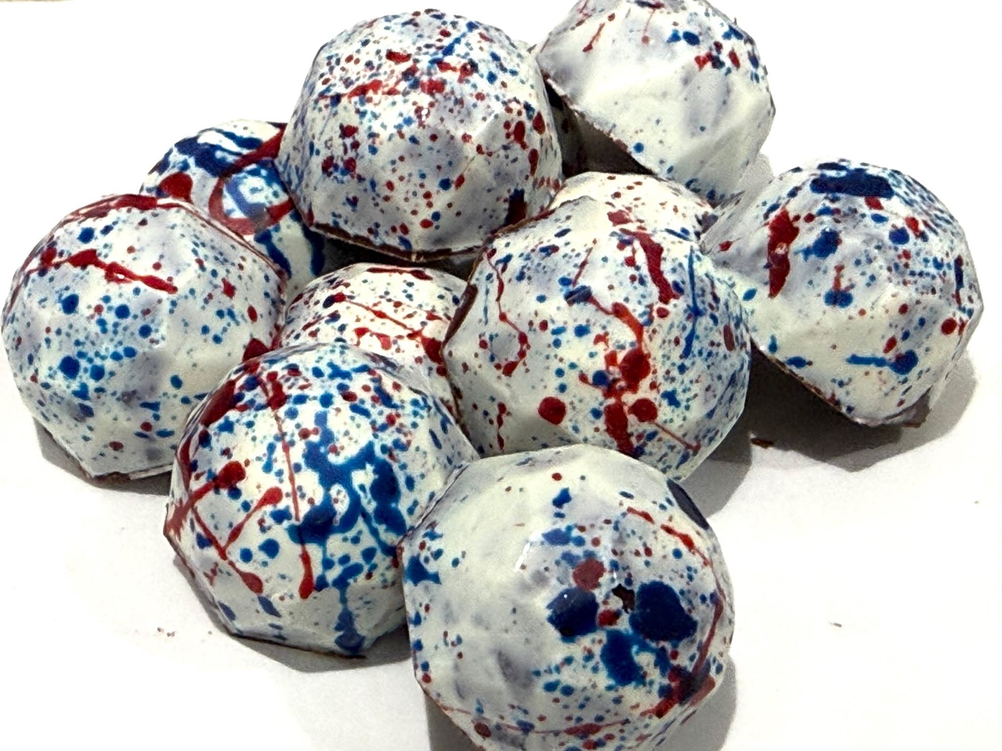 Another labour of love, our hand made cogniac truffles. It's been a while since I made these and forgot just how much work goes into them however when they're finished it's worth it!
#caterer #oxfordshire #summer #passion #party #barbecue #inhomedining #buffet #wedding #privatechef #luxury #sunday #bbq #bespoke #henley #dinner