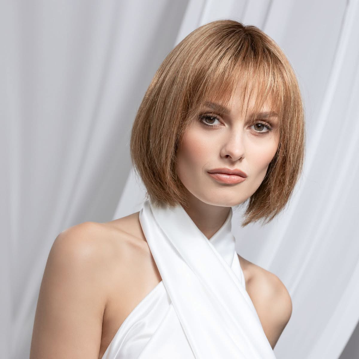 🇩🇪 𝗠𝗶𝗸𝗮𝗱𝗼 𝗠𝗼𝗻𝗼 ist ein cooler Bob aus feinstem Remy Echthaar mit einem natürlichen Pony. Das Haar ist in einer besonderen Flex-Parting-Technik auf die Montur geknüpft und ermöglicht ein hohes Maß an Flexibilität und vielseitige Stylings. Der Look ist ready-to-wear, ist in einer aufregenden Farbauswahl, darunter auch trendige Tipped- und Frosted-Farben erhältlich. Mikado Mono ist ein bewegender, frischer Style.
🇬🇧 𝗠𝗶𝗸𝗮𝗱𝗼 𝗠𝗼𝗻𝗼 is a stylish bob made from the finest Remy Human Hair with natural-looking fringe. The hair is knotted onto the base using a special flex-parting technique, allowing for a high degree of flexibility and versatile styling. The look is ready-to-wear and available in an exciting range of colours, including trendy tipped and frosted tones. Mikado Mono is a vibrant, fresh style.
#ellenwille #byTun #bytunshop
Infos +352 530304 www.bytun.com