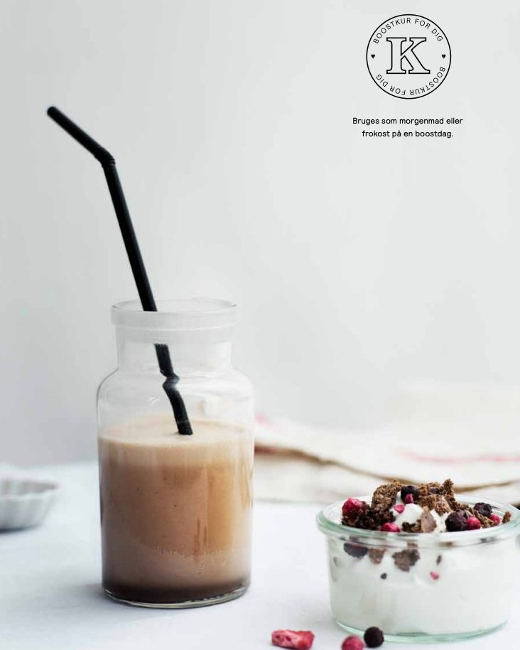 Har du svært ved at komme i mål med protein.
Prøv vores iskaffe med et twist
ISKAFFE
• 2 dl kold kaffe
• 25 g proteinpulver med kakaosmag
• 2-3 isterninger
• evt et par dråber Sweetdrops of Stevia
Kom den kolde kaffe i en blender med isterninger,
proteinpulver og sweetdrops. Har du en god shaker kan du også bare ryste den godt.
Denne iskaffe kan du også bruge hvis du har en sød tand, da iskaffen stiller trangen og protein fra proteinpulver mætter. Den indeholder kun 100 kcal og 20-25 gram protein.
www.hartvig-engell.dk/butik