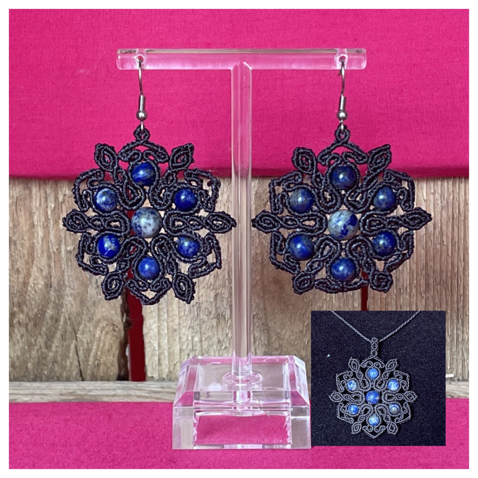 Rosace – Lapis Lazuli
Une forme circulaire, des volutes délicates, un centre profond comme le ciel de nuit…
Rosace est entièrement réalisée à la main en micro-macramé.
Au centre, le Lapis Lazuli rayonne d’un bleu intense, symbole de sagesse et d’expression de soi.
Sa composition symétrique évoque l’harmonie et l’équilibre.
Un bijou graphique, élégant et puissant à la fois.
Chaque création est unique
Disponible sur www.atelierartizen.com
#BijouArtisanal #MicroMacramé #LapisLazuli #CréationFrançaise #FaitMain #BijouUnique #Artisanat #BijouBohème #Colorâmes #PierreNaturelle #CréatriceBijoux #Rosace