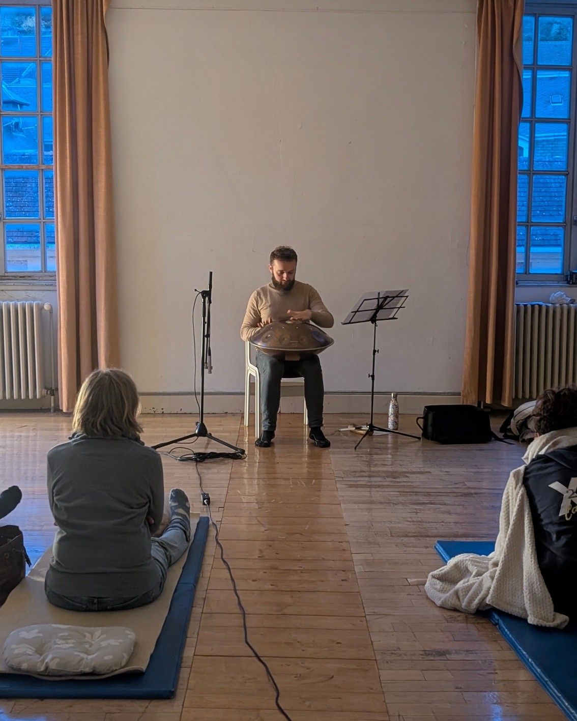 ✨Encore une belle méditation et de belles rencontres lors de cette soirée chez @associationalthair ✨
Une méditation sous la thématique de "l'enfant intérieur" Comment être un bon parent pour soi.
Merci à tous pour votre présence et vos retours positifs qui m'invitent à continuer cette belle expérience de la méditation guidée au handpan.
D'autres méditations sont à venir bientôt sur Salins et Arbois. 🙏🧘
N'hésitez pas à me contacter si cela éveille votre curiosité 😀
#handpan #meditations #jura