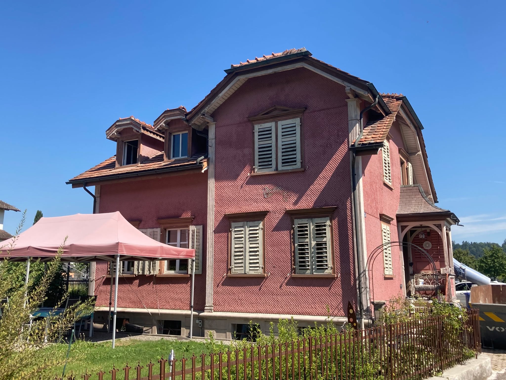 Komplett-Umbau in Henau. 🏡✨
Im Herzen des Fürstenlandes begleiten wir ein Einfamilienhaus, das Schritt für Schritt zu neuem Leben erwacht. Was im Bestand viele Jahrzehnte alt ist, entwickeln wir mit Sorgfalt und Holzbaukompetenz weiter. 🌿
Das haben wir bisher realisiert:
🪵 Neue Holzfassade umgesetzt
🔨 Dach saniert
🌡️ Gebäudehülle energetisch verbessert
🚗 Garagenanbau realisiert
🛏️ Zimmer aufgefrischt
🪟 Gaube eingebaut – für mehr Licht und Raum
Was dieses Projekt besonders macht: Es entsteht nicht alles auf einmal, sondern in Etappen. Denn die Reise geht dieses Jahr weiter. Es folgen das Wohnzimmer und ein weiteres Schlafzimmer.
All das geschieht aus der Überlegung und dem Anspruch, Bestehendes wertzuschätzen statt zu ersetzen. Solche Projekte zeigen, was moderner Holzbau heute kann: nachhaltig, flexibel und nah an den Bewohnern. 💛