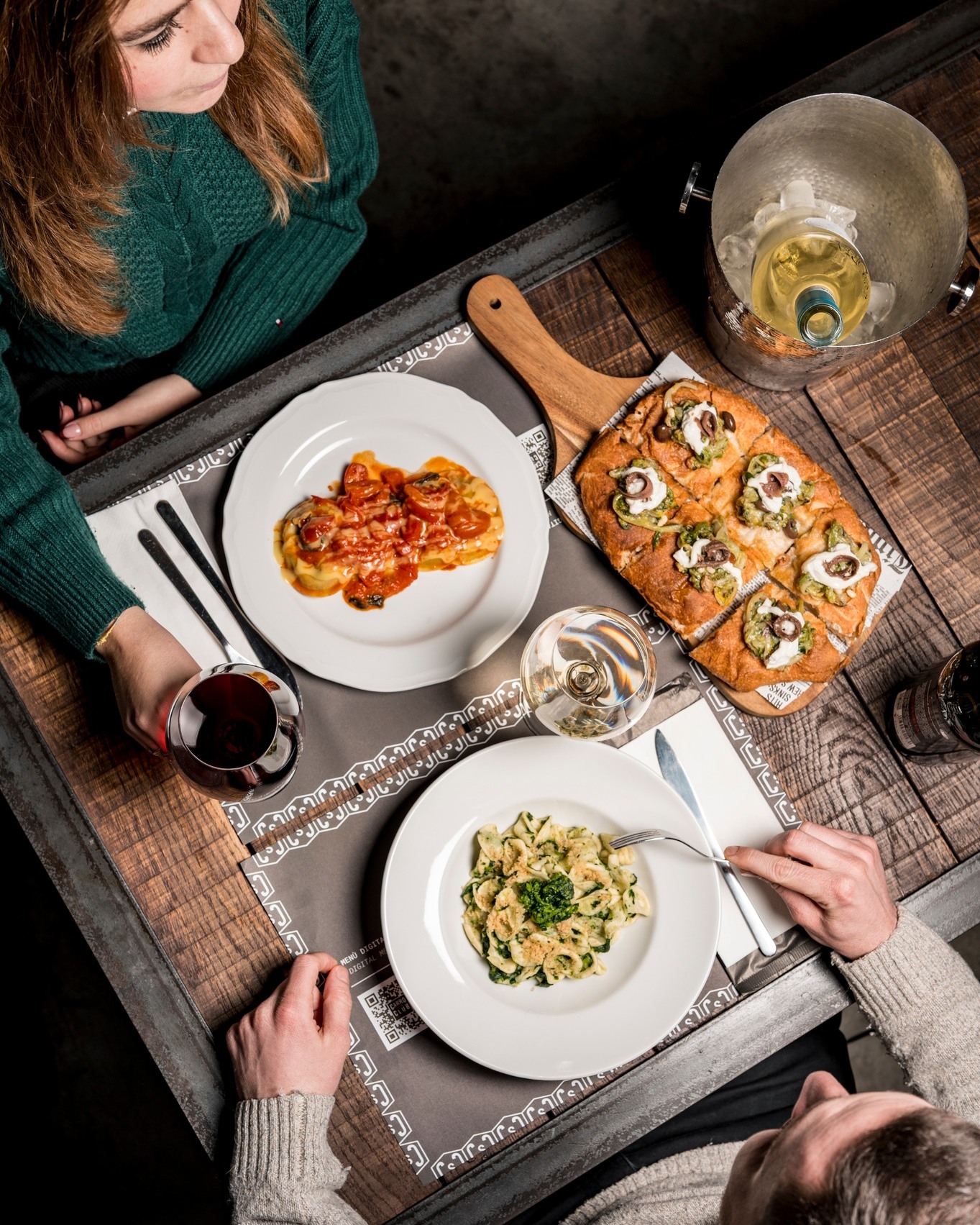 Non tutte le serate devono essere rumorose.
A Carro Social Club c’è anche spazio per una cena a due, per uno sguardo che si incrocia sopra il tavolo e per una bottiglia condivisa con calma.
E poi il menu: piatti pensati con un concept preciso, dove la sfiziosità incontra la qualità delle materie prime.
Sapori che sorprendono senza complicare, abbinamenti che funzionano, porzioni da condividere… o da contendersi.
Carro non è solo tavolate e brindisi di gruppo. È anche intimità, dettagli, tempo che rallenta.
Scopri il nostro menu e ritagliati la tua serata a due. 🍷✨
#carrosocialclub #milanobynight #milano