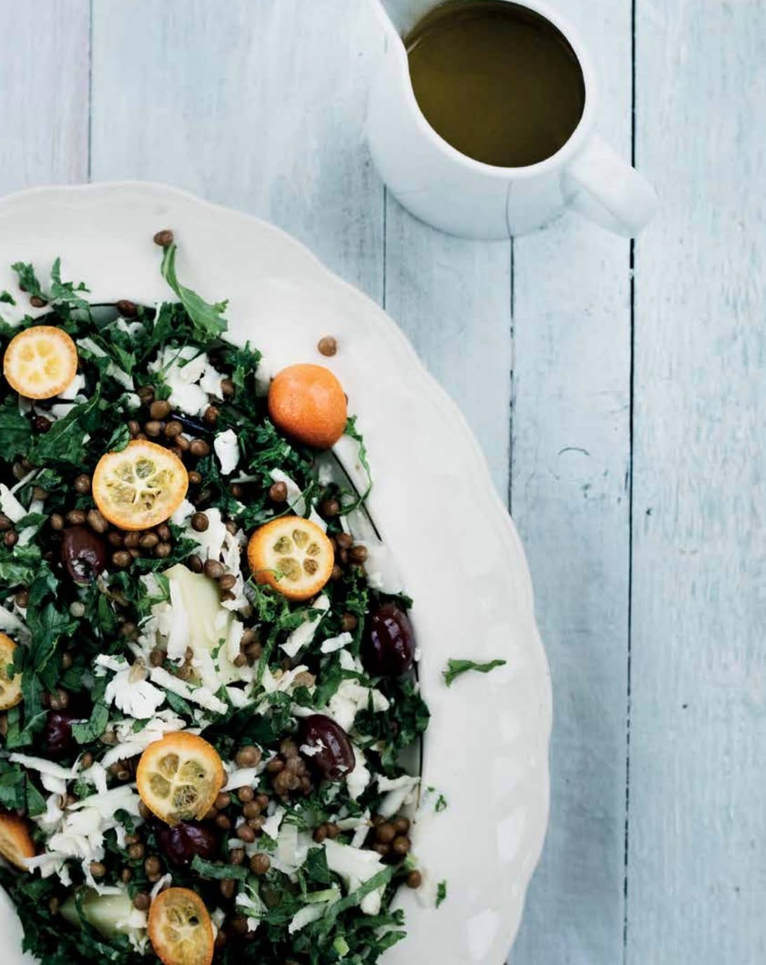 Blomkålsråkost med linser og kartofler
2 portioner
• 300 g blomkål, groftrevet
• 200 g knoldselleri eller pastinak, groftrevet
• 150 g sorte linser, forkogte
• 1 stort bundt persille eller grønkål, grofthakket
• 100 g forkogte kartofler, gerne med skræl, skåret i grove tern
• Saft og fintrevet skal fra 1 citron
• 100 g oliven, grønne eller sorte
• 4 spsk. ekstra jomfruolivenolie med mandarinsmag eller citronsmag
• Salt og peber
Pynt
• Ananaskirsebær eller kumquat, skåret i skiver
Bland blomkål, knoldselleri, sorte linser, persille, forkogte kartofler, citronsaft og -skal samt oliven. Vend det med olivenolie, og drys med salt og
peber. Pynt med friske ananaskirsebær/ kumquat og lidt ekstra persille.
Tip: Du kan evt. toppe revet vesterhavsost. Server kylling eller fisk til salaten.
www.hartvig-engell.dk/butik
