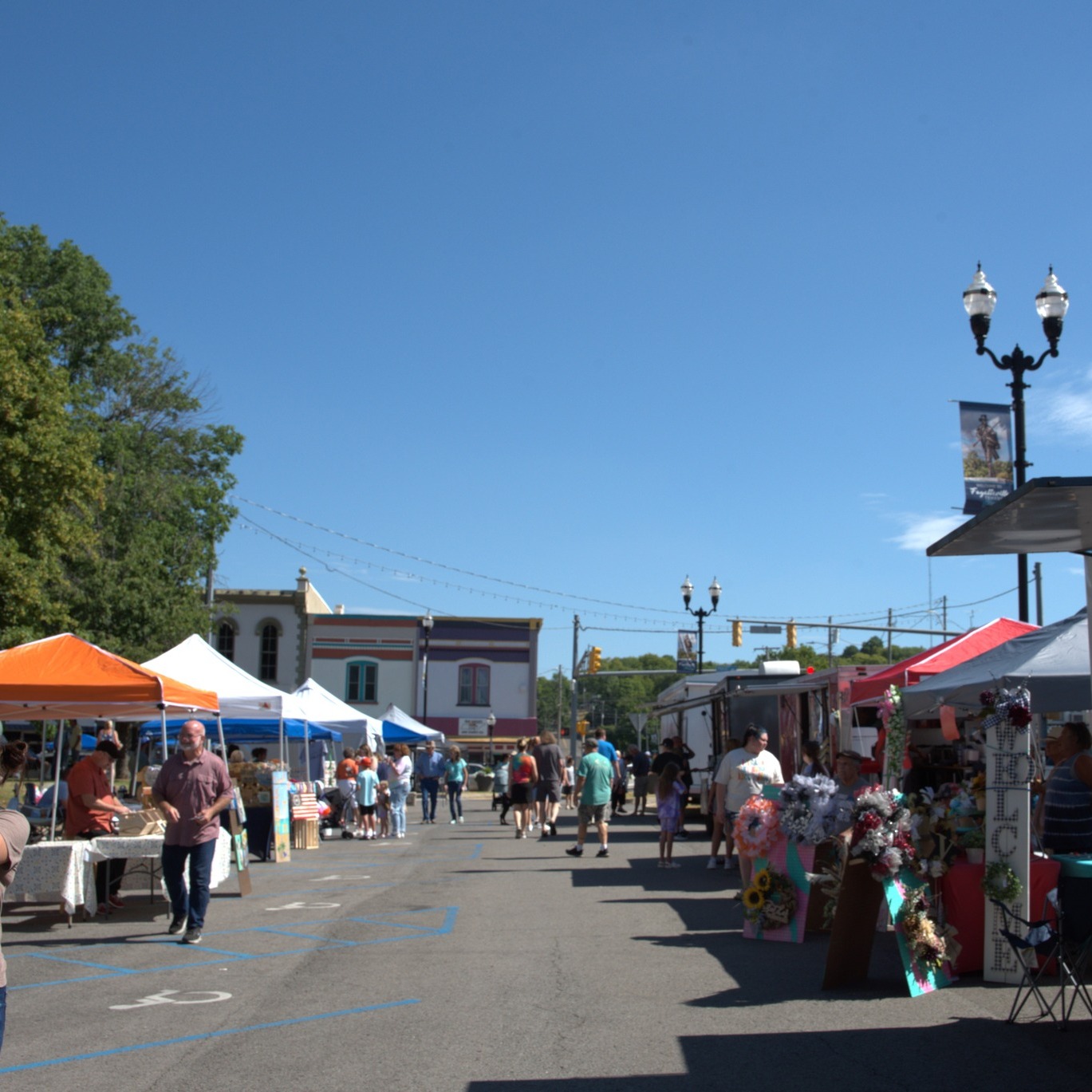 Reminder: Fayetteville First Saturdays are starting! Join the fun on the first Saturday of each month and enjoy local food trucks, vendors, and the beauty of the square! 🛍
📍downtown Fayetteville, TN
#VisitFayettevilleTN