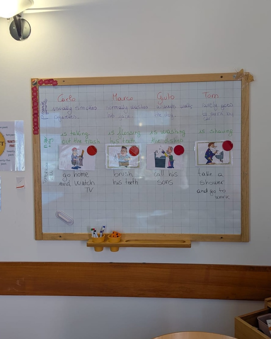 ✨ Piccoli passi da fata creano grandi traguardi ✨
E ogni giorno vediamo questa magia prendere vita 💛
Nel corso principianti (al primo anno di corso e spesso alla prima esperienza con l'inglese) di Francesca sta crescendo qualcosa di davvero speciale… piano piano, con delicatezza e tanta cura.
All’inizio era solo un’idea — un personaggio, creato insieme.
Parole semplici. Piccoli passi.
Ma passo dopo passo… è successo qualcosa di bellissimo.
🌱 Gli hanno dato un nome
🌱 Lo hanno descritto al presente
🌱 Hanno raccontato la sua routine
🌱 E ora… riescono a immaginare il suo futuro
Tutto in inglese.
Questo non è solo imparare una lingua.
È fiducia che cresce.
È coraggio che si costruisce.
È la consapevolezza degli adulti: “Posso farcela.”
E la cosa più speciale?
Questo personaggio è loro.
Creato, modellato e portato in vita insieme — guidati con cura da Francesca.
Non potremmo essere più orgogliosi 💛
Perché a First Class… i grandi risultati iniziano sempre da piccoli, coraggiosi passi ✨